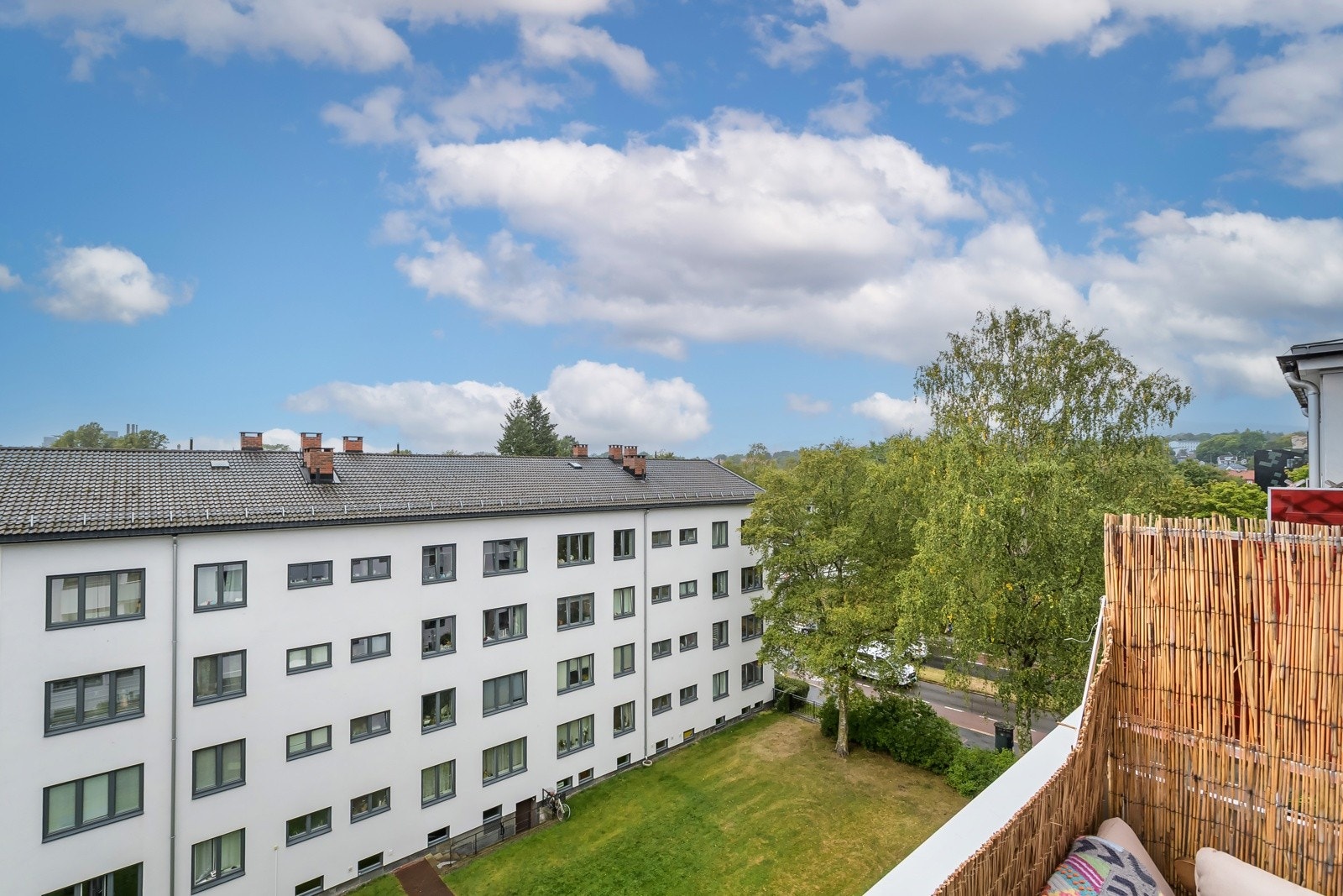Her sitter du høyt, fritt og solrikt med flott og langstrakt utsikt til blant annet Holmenkollen. Galleribilde