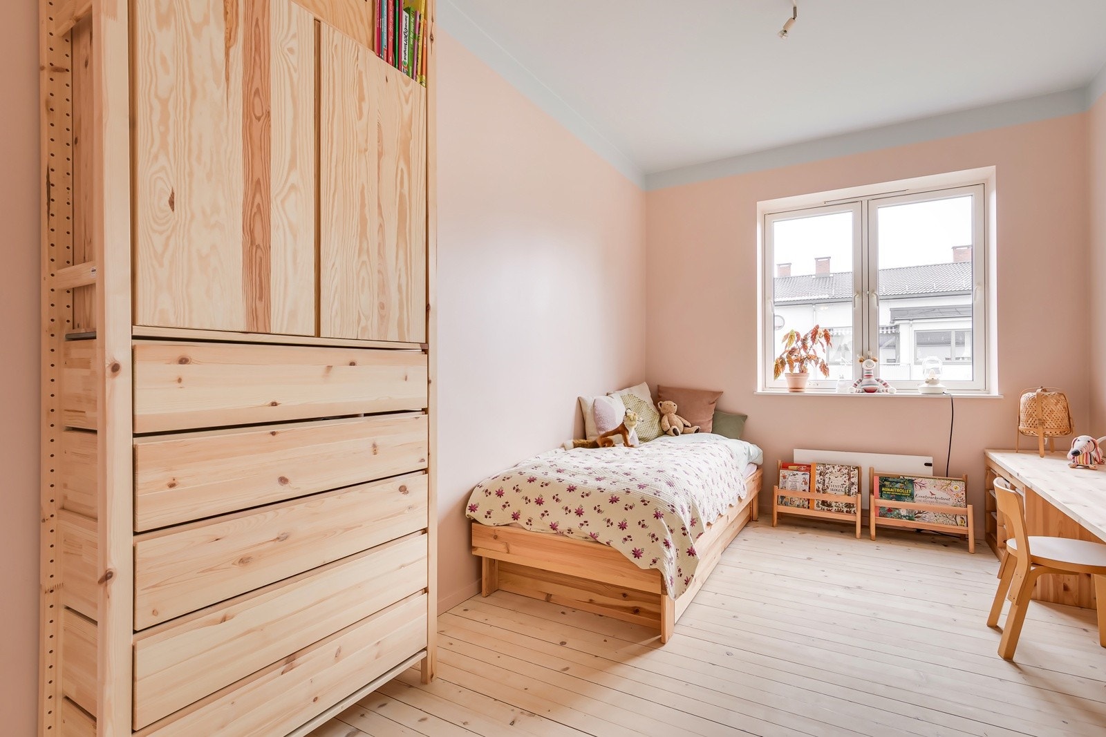 Standard og uttrykk er i tråd med resten av leiligheten - med originale tregulv som tilfører varme og karakter, og glatte vegger malt i en nydelig, varm fargetone som skaper en lun og innbydende stemning. Galleribilde