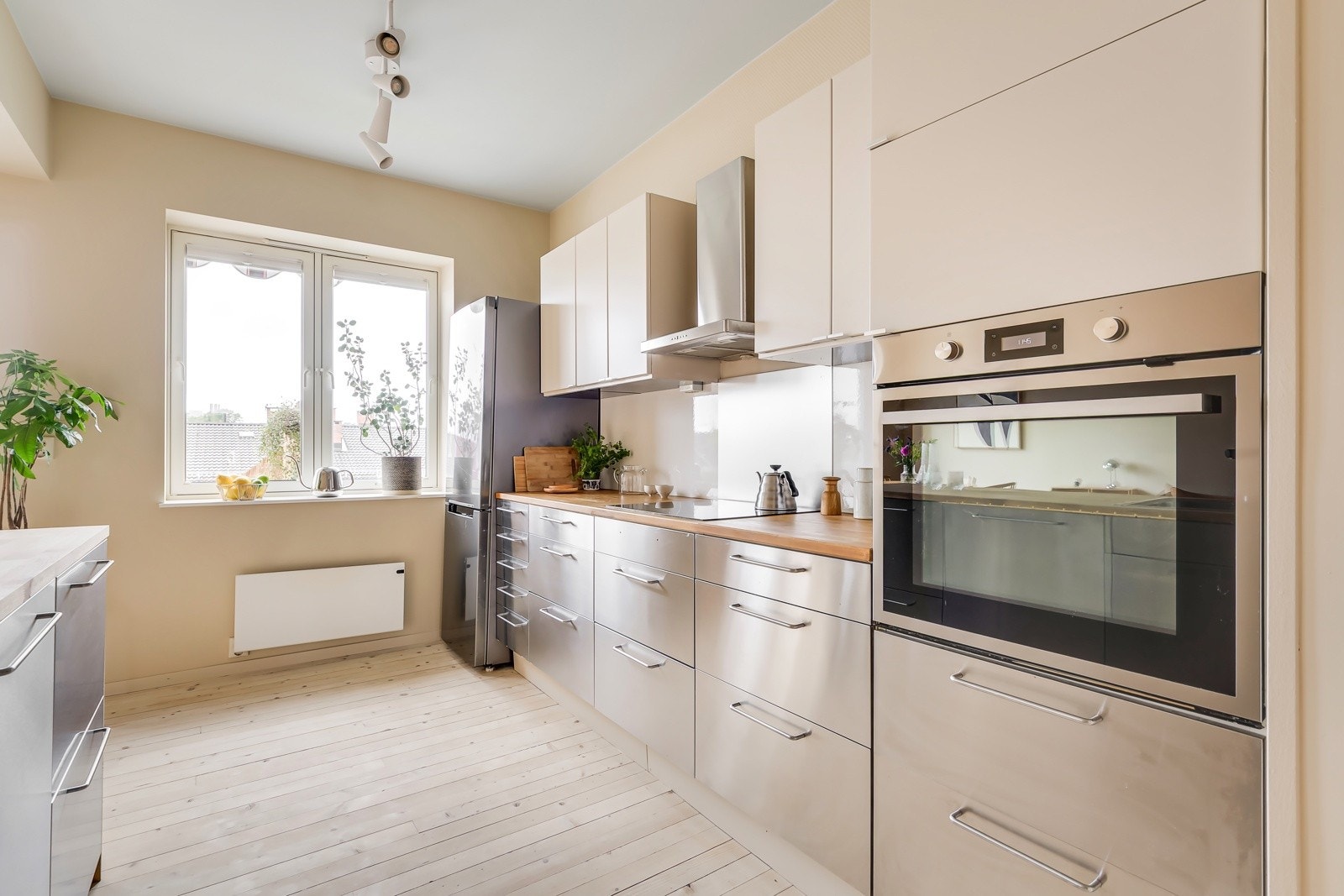 Glatte overflater malt i fin farge med et delikat fargespill i himlingen som gir en subtil kontrast og de fine tregulvene er slipt og behandlet i senere tid. Galleribilde