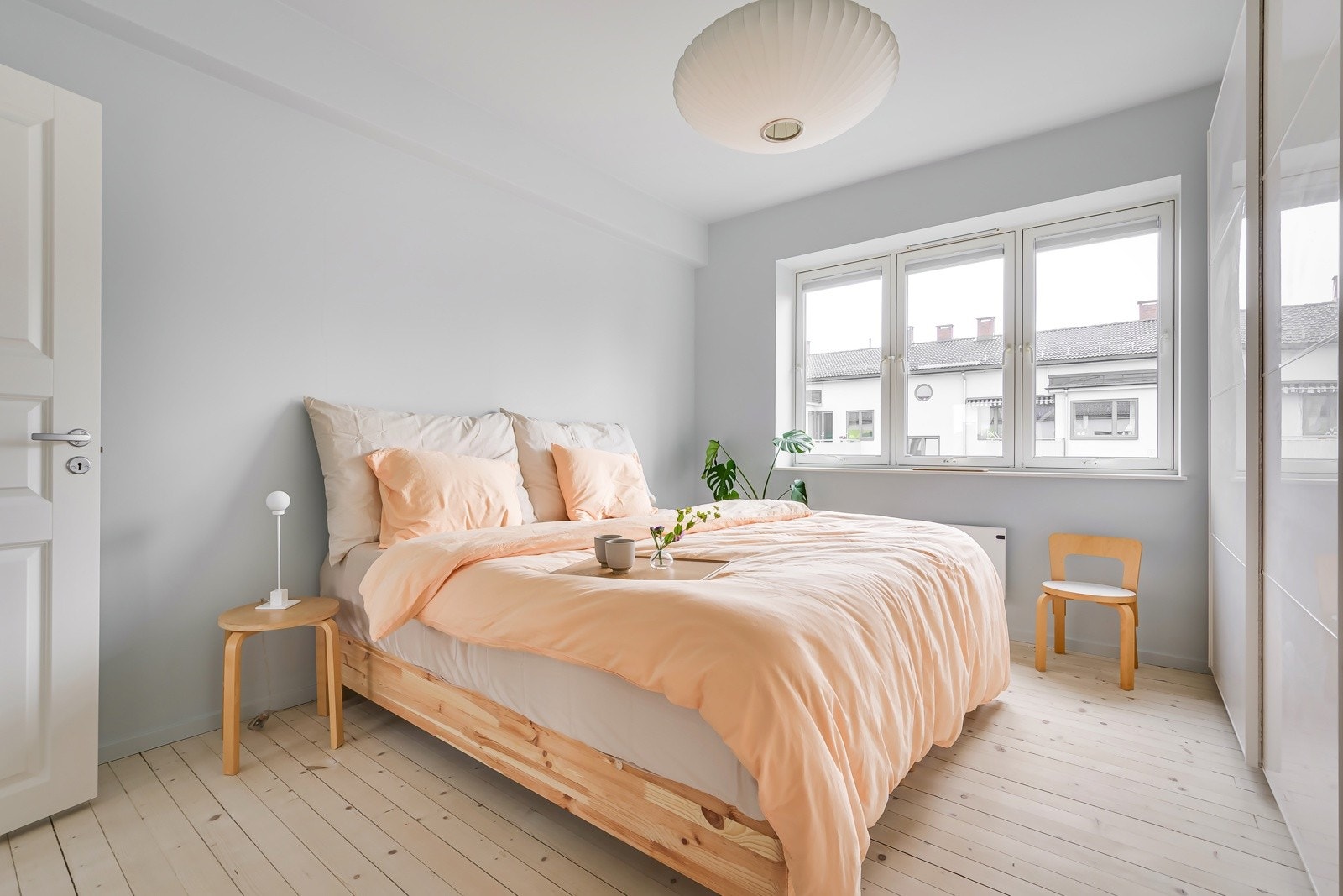 Leiligheten har et lyst, stort og innbydende hovedsoverom med stor vindusflate vendt inn mot fredelige og hyggelige fellesarealer. Galleribilde