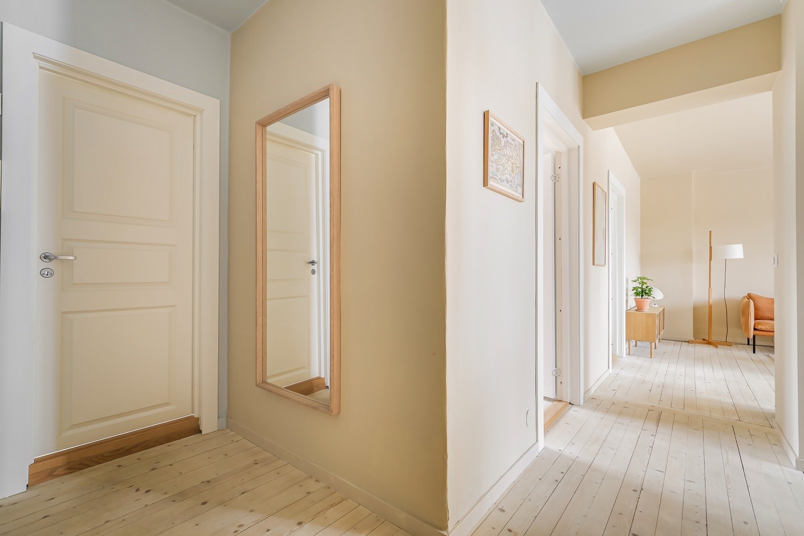 Her møtes du av en lys og funksjonell entré. Galleribilde