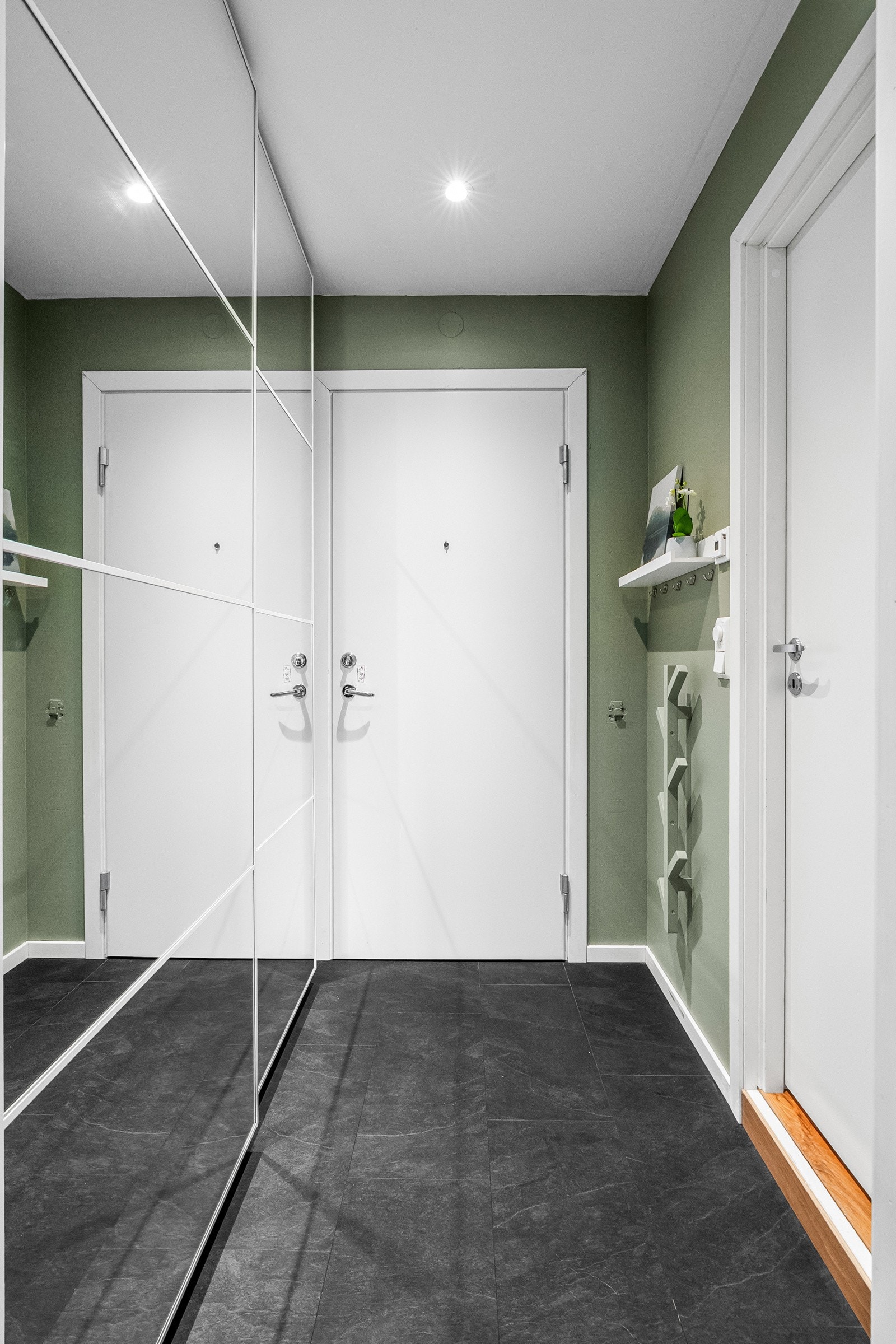 I entréen har du god plass til sko og yttertøy i stor skyvedørsgarderobe med speildører, samt ytterligere plass til sko og oppheng av yttertøy. Galleribilde