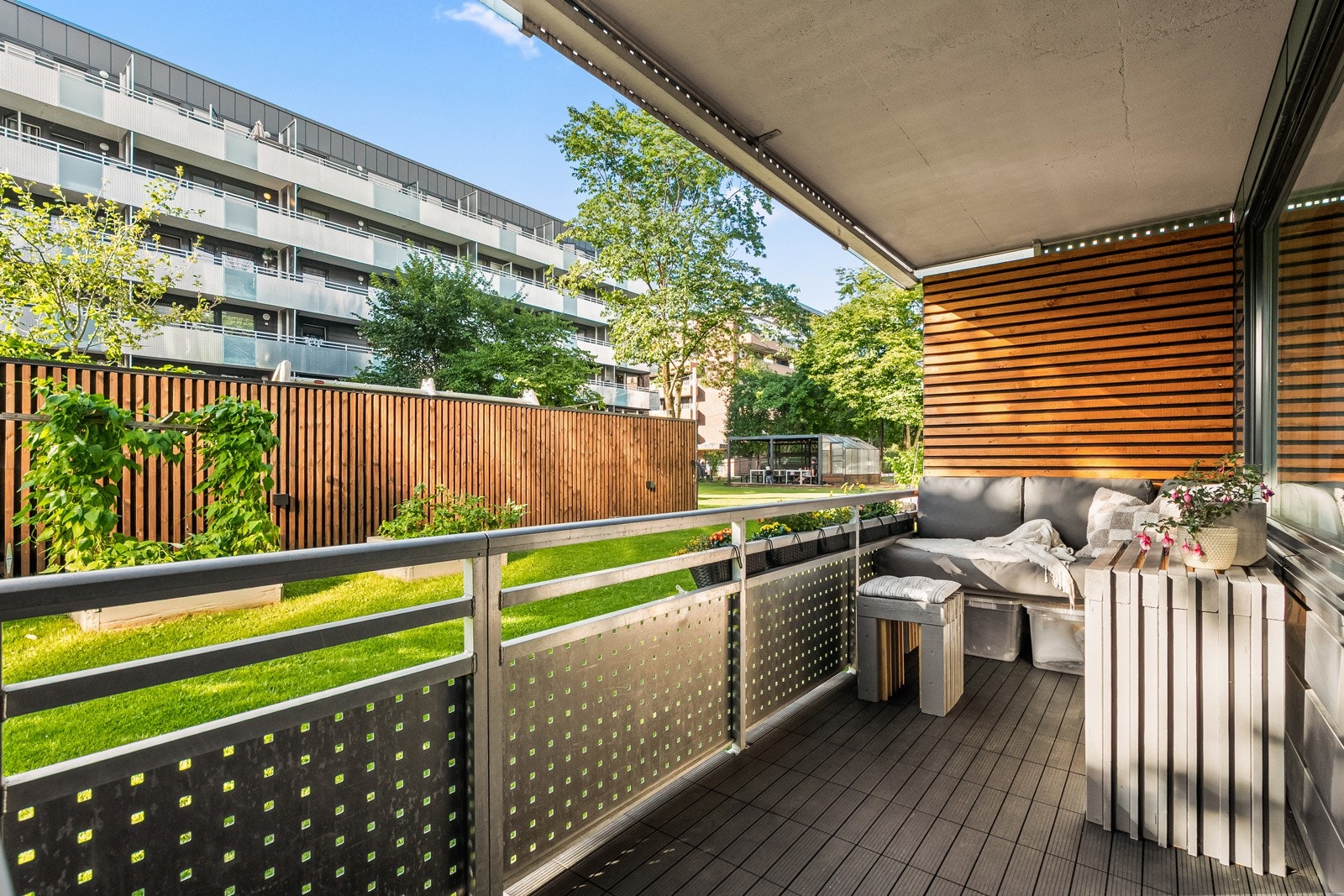 Fra stuen har du utgang til en stor og flott nordvestvendt balkong på ca. 8m². Balkongen er overbygget, har heller på gulv og god plass til sittegruppe etter eget ønske og behov. Det er også montert utebelysning og utvendig stikkontakt. Galleribilde