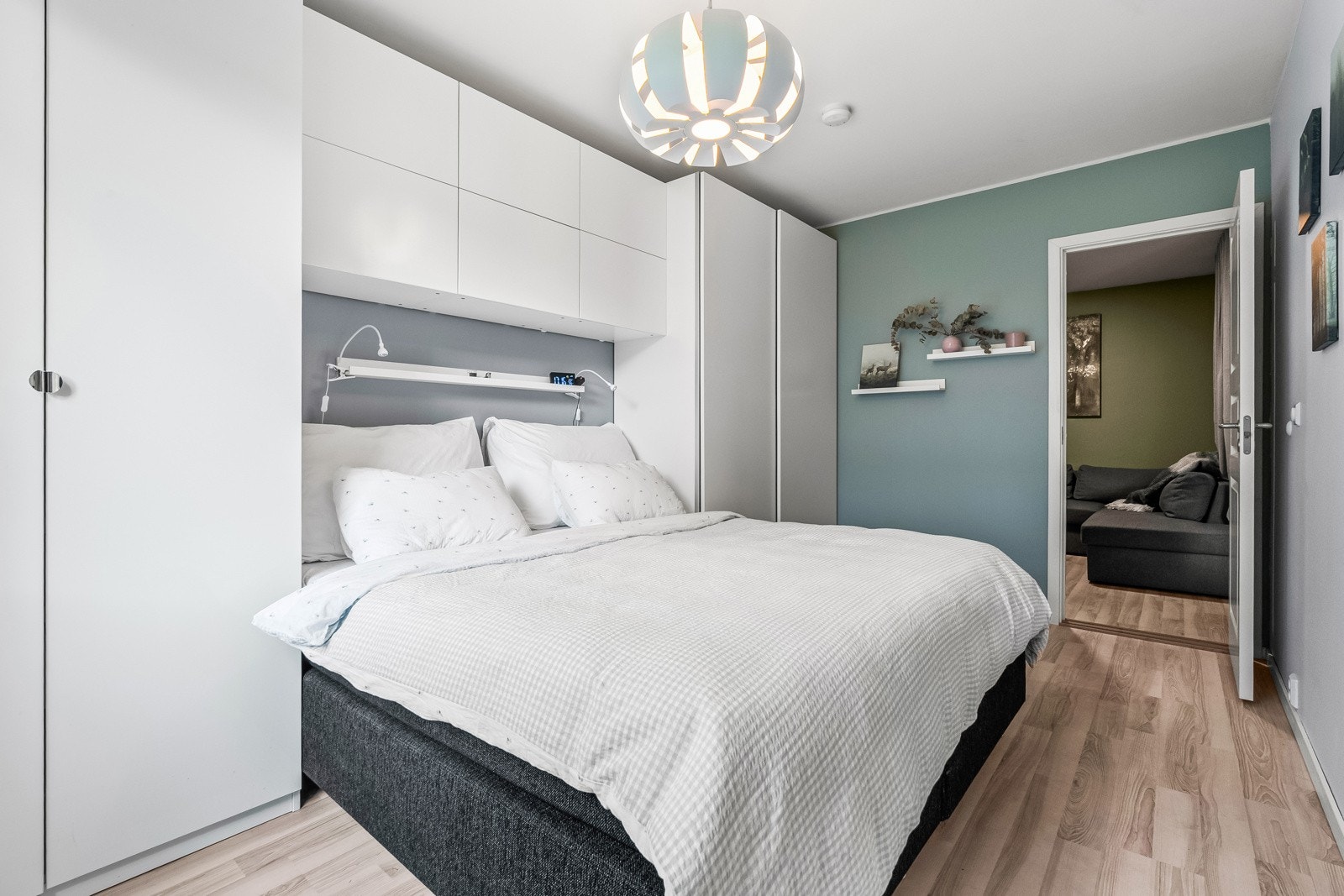 På soverommet har du naturlig plass til dobbeltseng, samt god oppbevaringsplass i flere garderobeskap i tillegg til vegghengte skap over sengen. Galleribilde