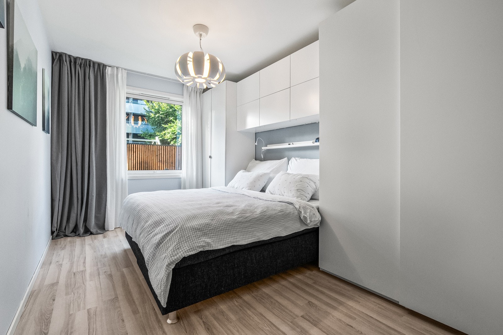 Leiligheten har et stort og lyst soverom som vender ut mot rolig hage uten biltrafikk. Soverommet har god standard med laminat på gulv og glatte overflater malt i tidløse farger. Galleribilde