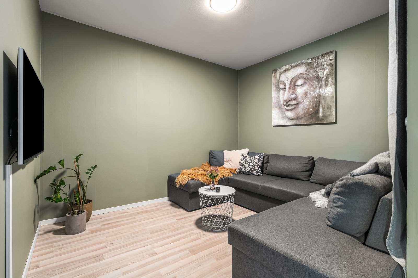 Stuen er romslig og kan enkelt innredes med ulike soner og sittegrupper. Galleribilde