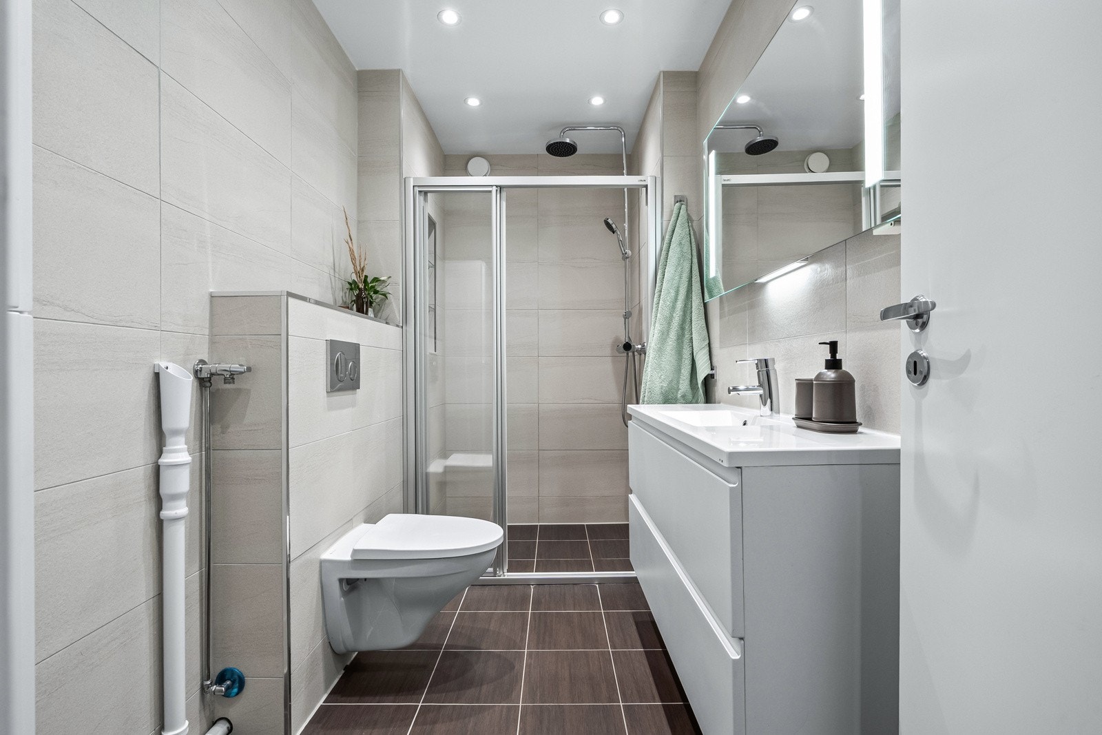 Leiligheten har et lyst og moderne flislagt baderom som ble pusset opp i 2017 ifølge opplysninger fra eier. Baderommet har pene fliser på gulv og vegger, deilig gulvvarme, downlights i himlingen og mekanisk avtrekk tilkoblet felles anlegg. Galleribilde