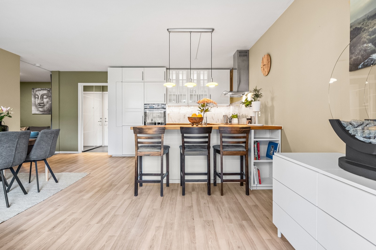 Den praktiske utformingen med en halvøy sørger for ekstra god skap- og benkeplass, samt hyggelige sitteplasser med barstoler. Galleribilde