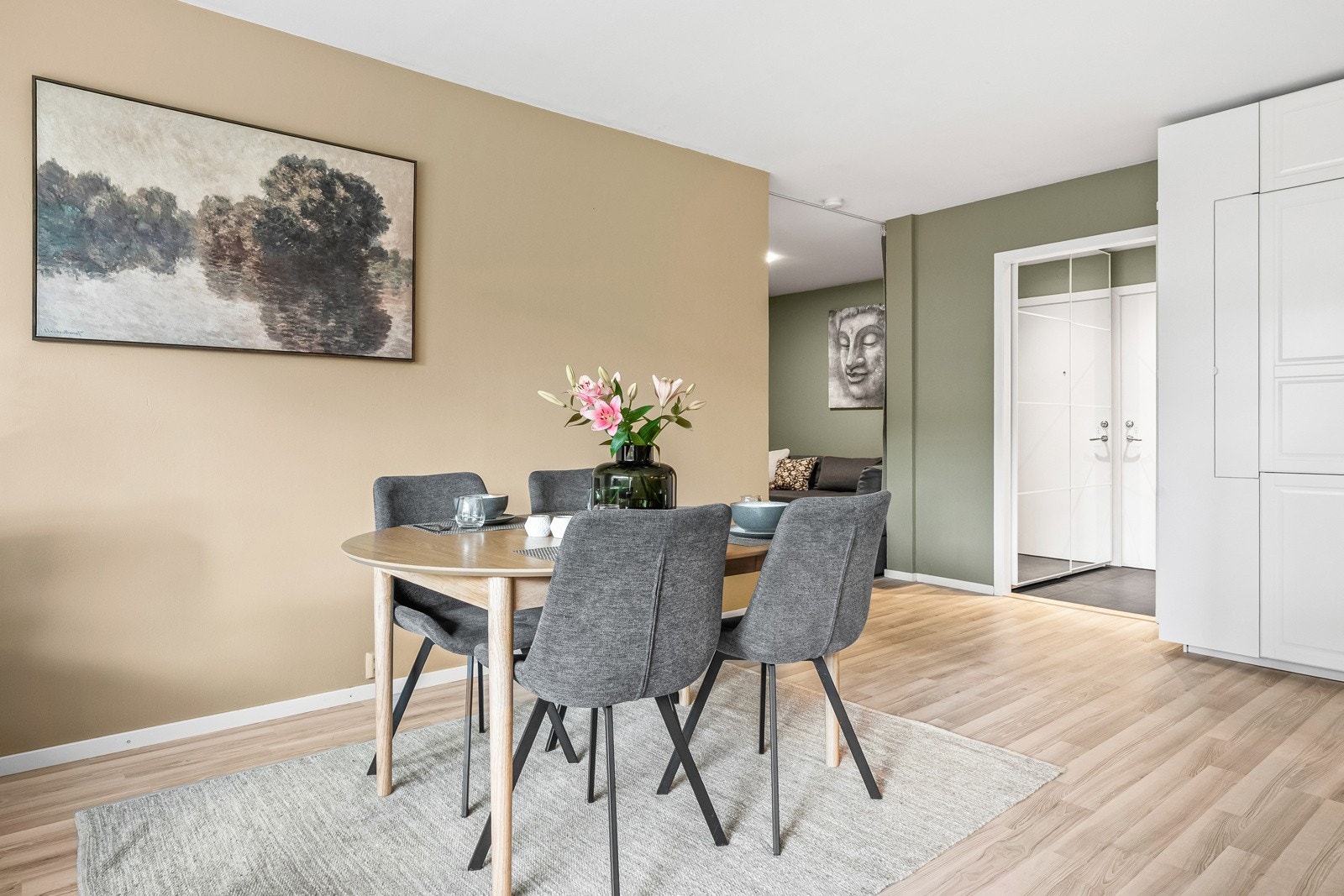 God standard med laminat på gulv med gulvvarme, glatte overflater malt i en innbydende farge og hovedsakelig skjult elektrisk anlegg. Galleribilde