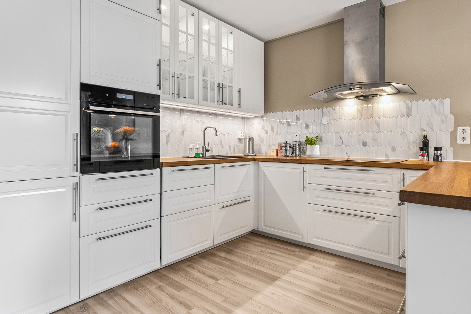 Innredningen har hvite profilerte fronter og benkeplate av tre med nedfelt oppvaskkum. Galleribilde