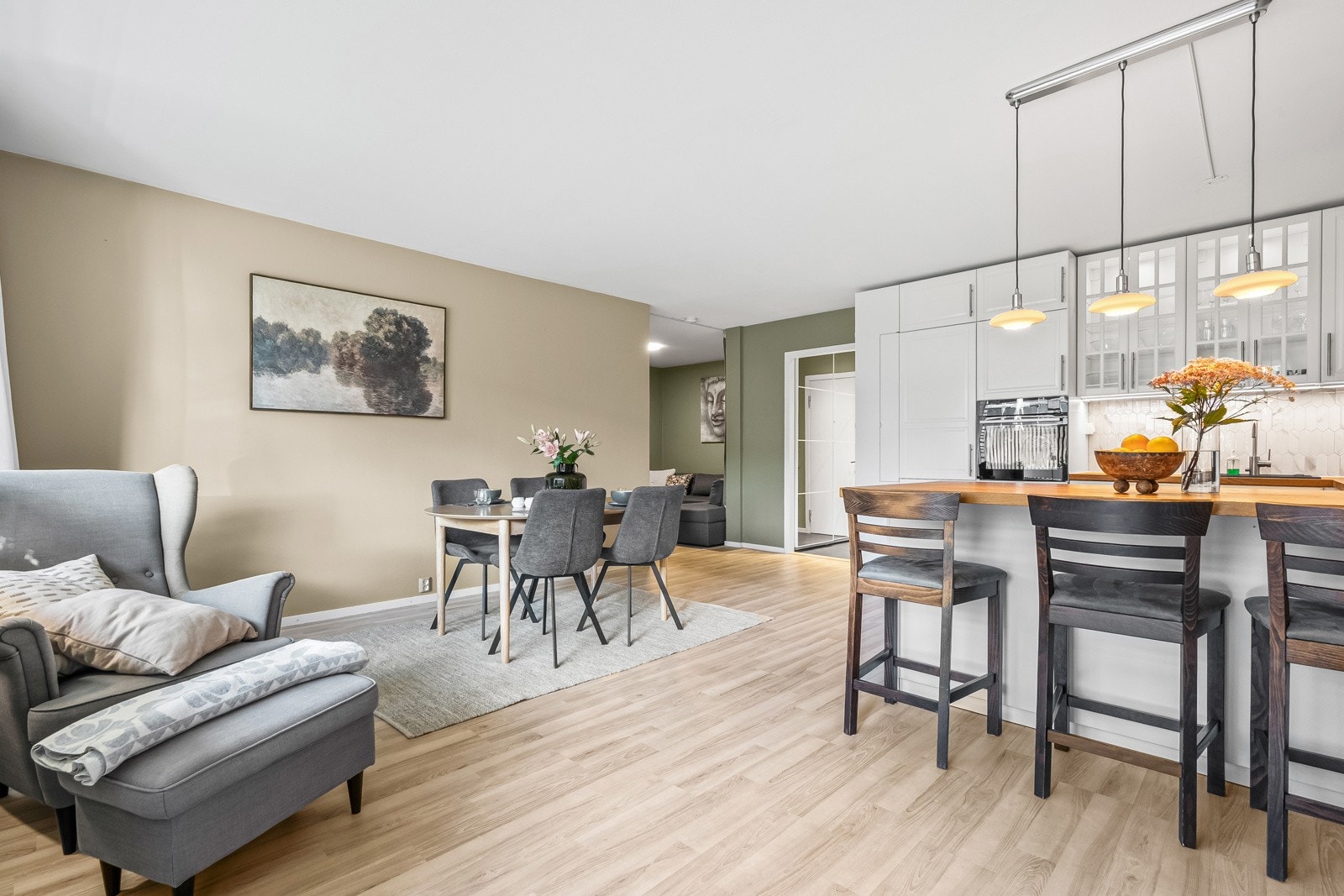 Stuen er det naturlige oppholdsrommet i leiligheten, og er et stort, lyst og fint rom. Galleribilde