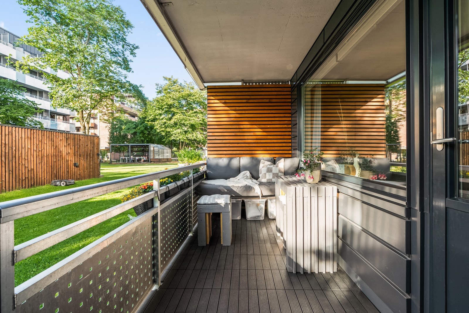 Selger opplyser om sol på balkongen fra ca. klokken 14-18 på sommerstid. Dette er uten tvil en fin plass for lange og late sommerdager og -kvelder! Galleribilde