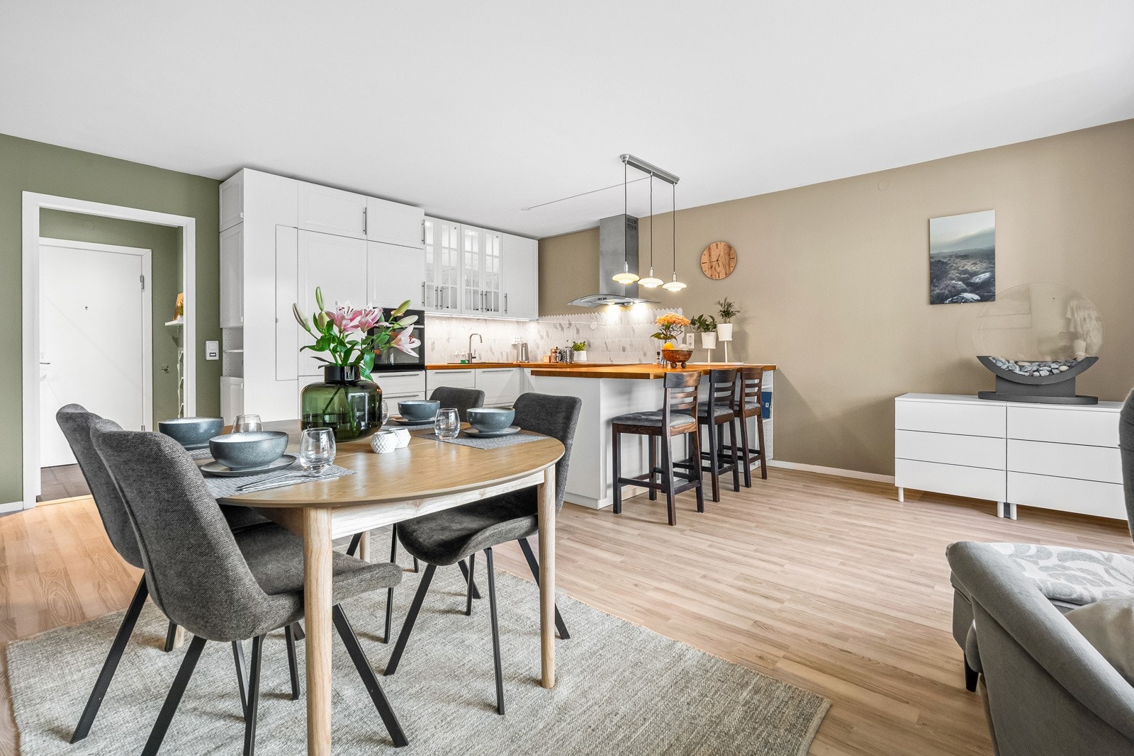 Kjøkkenet ligger i en fin, sosial og åpen løsning med stuen. Galleribilde