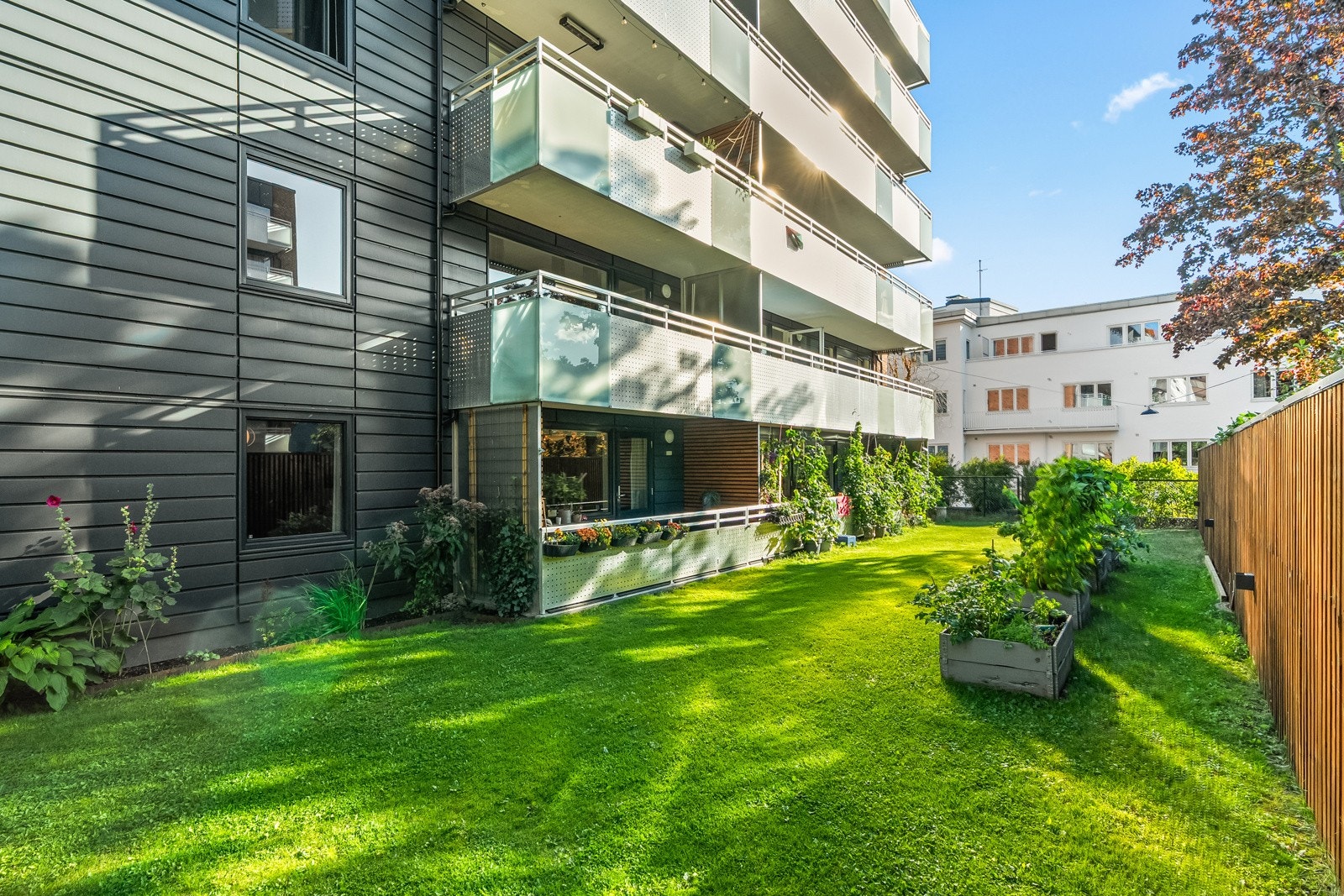 Balkongen vender ut mot sameiets hyggelige hage som er pent opparbeidet. Galleribilde