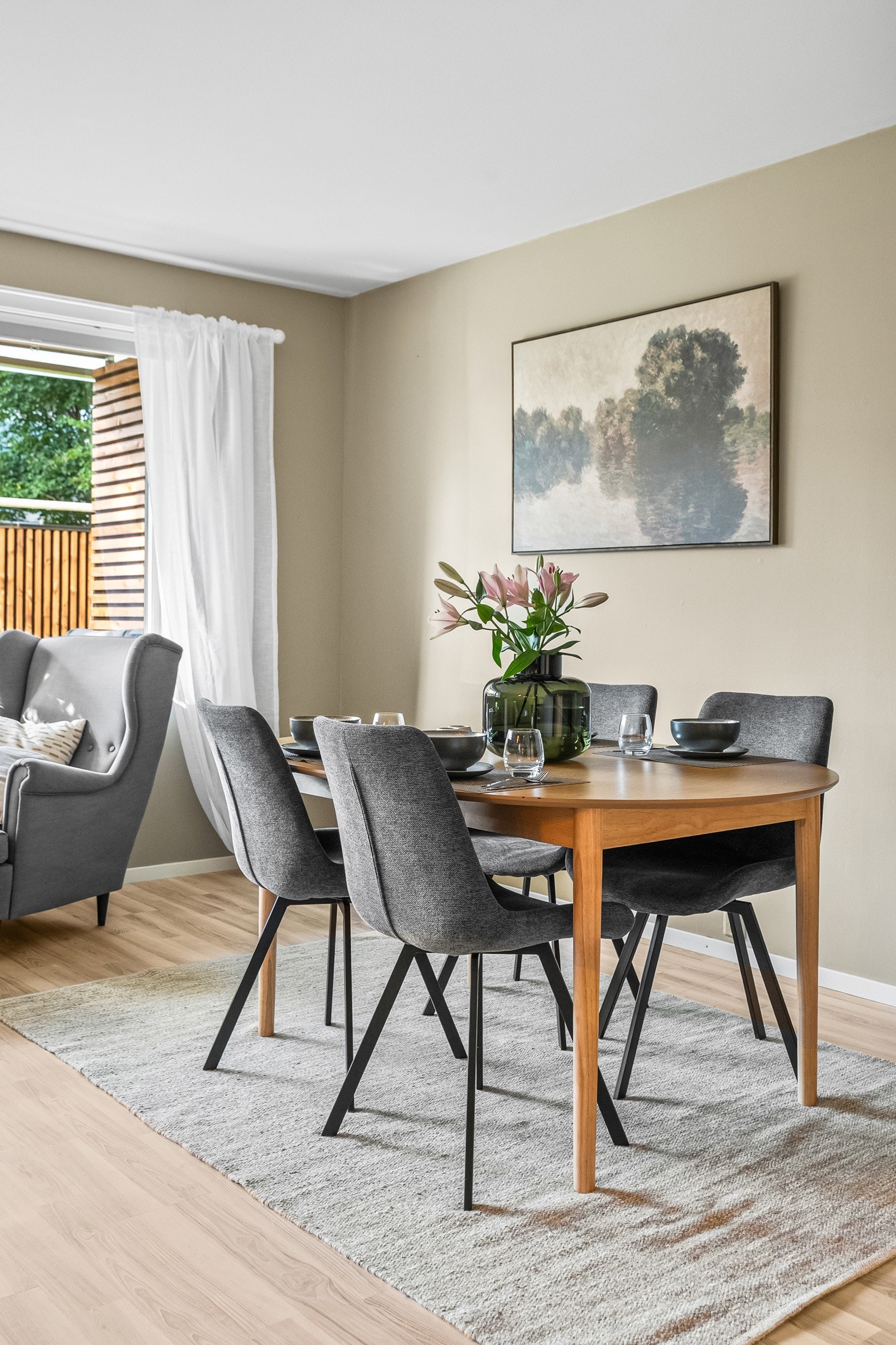 Lysinnslippet sammen med den gode takhøyden på ca. 2,5 meter bidrar til en god og luftig romfølelse. Galleribilde