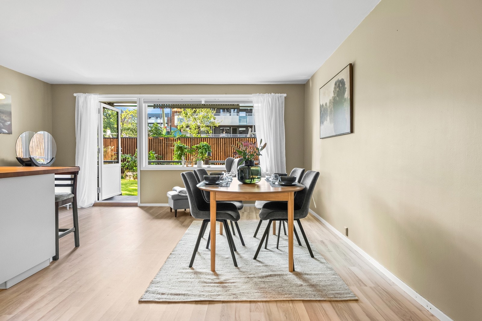 Den store vindusflaten sørger for flott naturlig lysinnslipp. Balkongdøren og alle vinduene i leiligheten var nye i 2012. Galleribilde