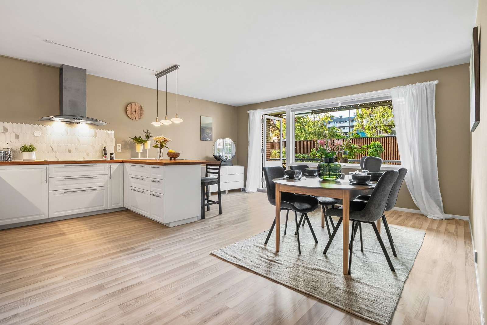 En stor og pen 2-roms selveierleilighet med god standard. Leiligheten ligger i byggets 1. etasje, og vender i sin helhet mot grønn hage. Galleribilde