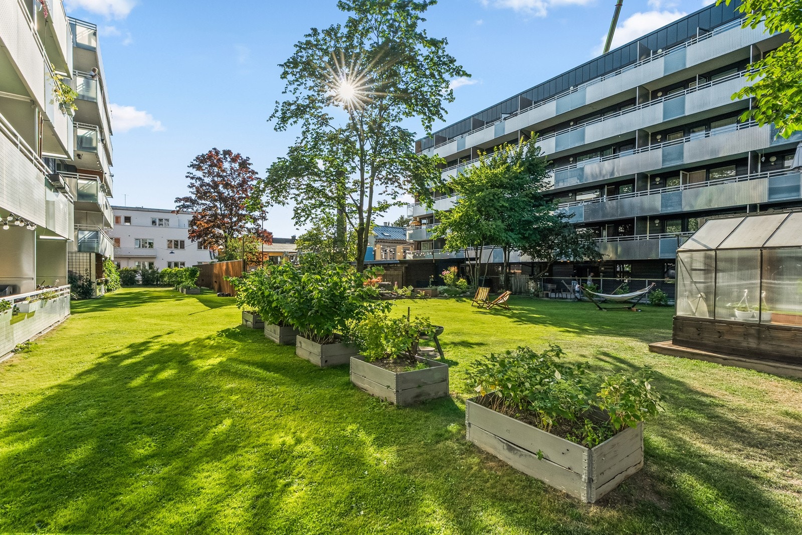 I hagen finner du bla. sittegrupper, drivhus og plantekasser. Galleribilde