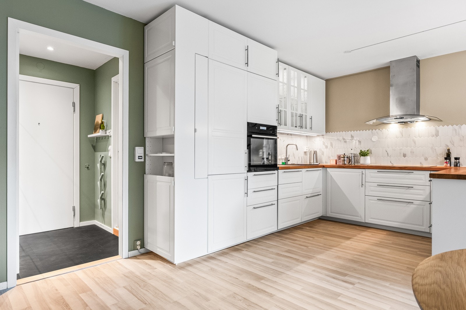 Lys og pen kjøkkeninnredning som var ny i 2017 ifølge opplysninger fra eier. Galleribilde