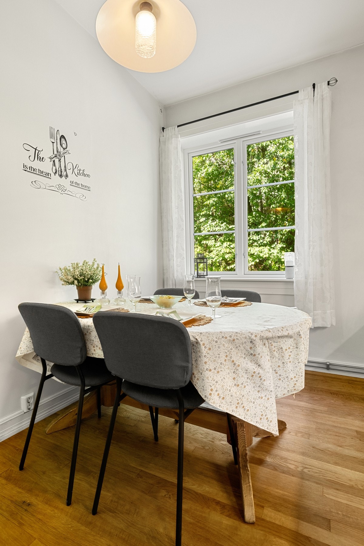 God plass til å innrede med spisebord. Galleribilde