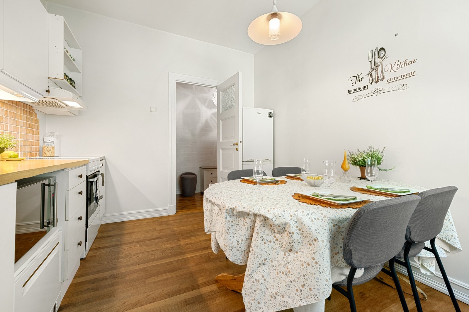 Leiligheten har heltre gulv og parkettgulv. Galleribilde