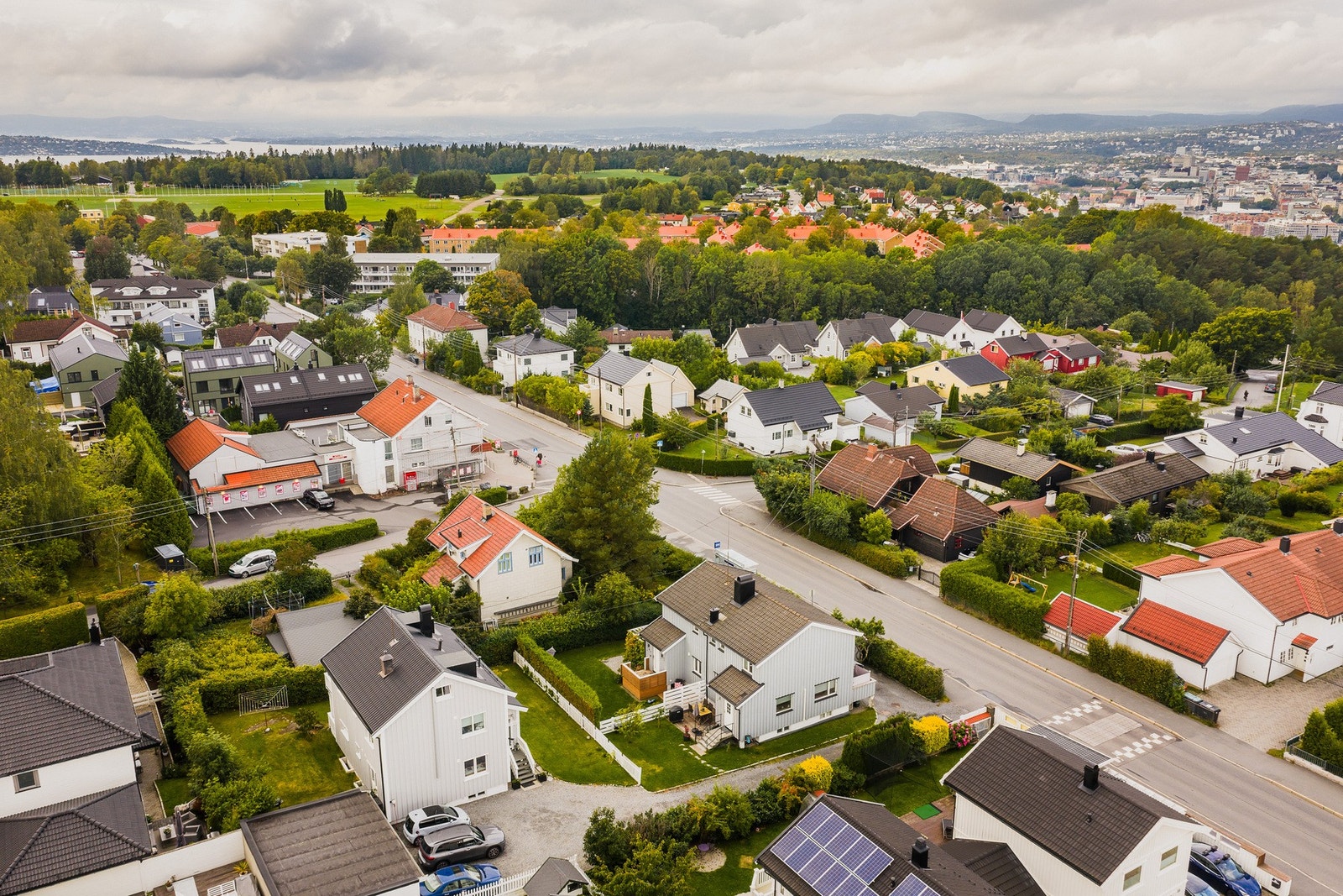 Tomten er opparbeidet med hage, ny singel i gårdsplassen, og nye terrasser fra 2020. Hagen er planert og lettstelt, og ny port ble satt opp i 2022. Barnevennlig og privat uteområde som gir gode rammer for både lek og avslapning. Galleribilde