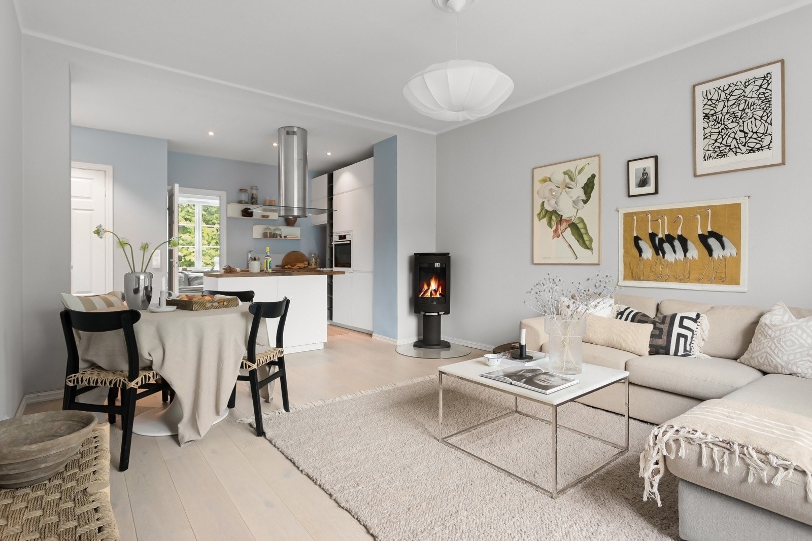 Stuen er lys og trivelig med luftig takhøyde og åpen kjøkkenløsning. Galleribilde