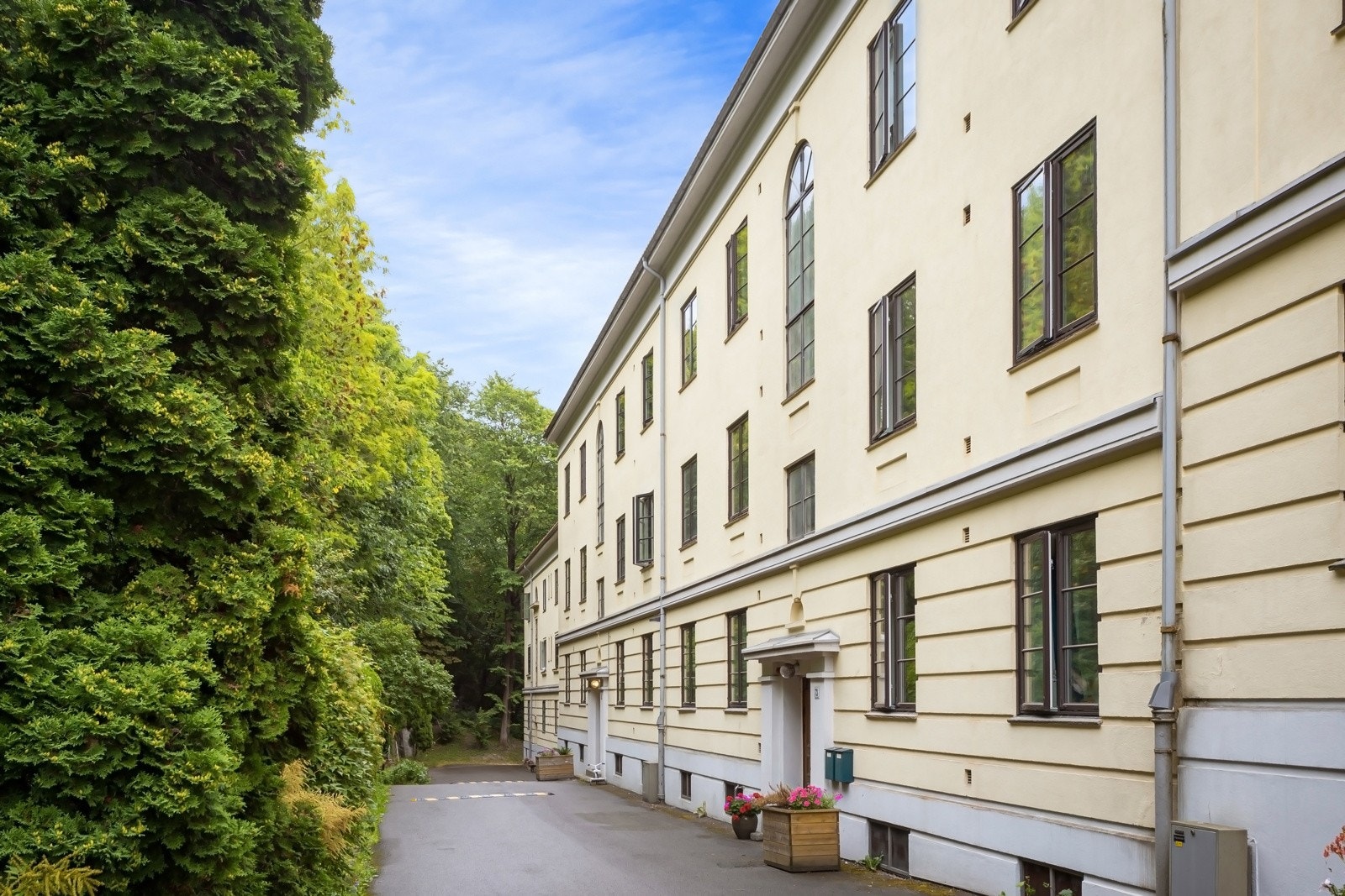 Fellesarealene rundt bygget er pent opparbeidet med asfaltert adkomst, frodig hekk, plen og klatreplanter. Det hele fremstår frodig og grønt, noe som også gir fint utsyn fra leiligheten. Galleribilde