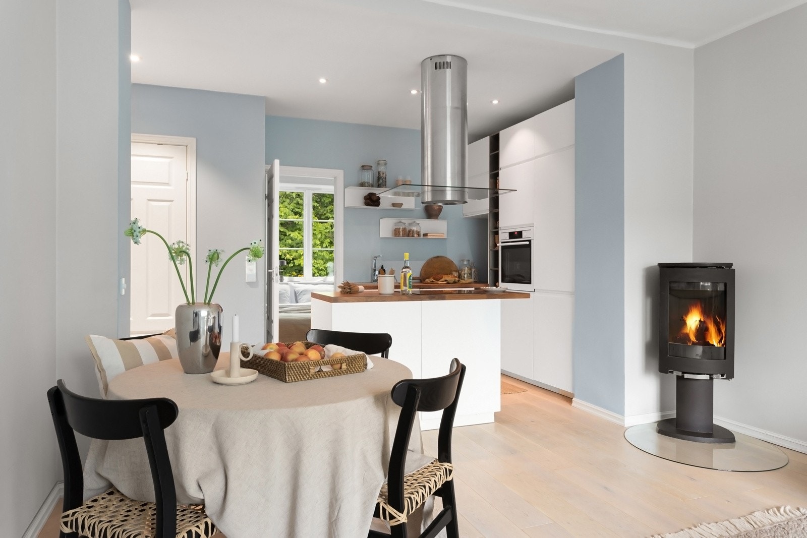 I hjørnet av stuen er det montert en peisovn med glass på tre sider, og under parketten er det varmefolie for ekstra komfort. Galleribilde