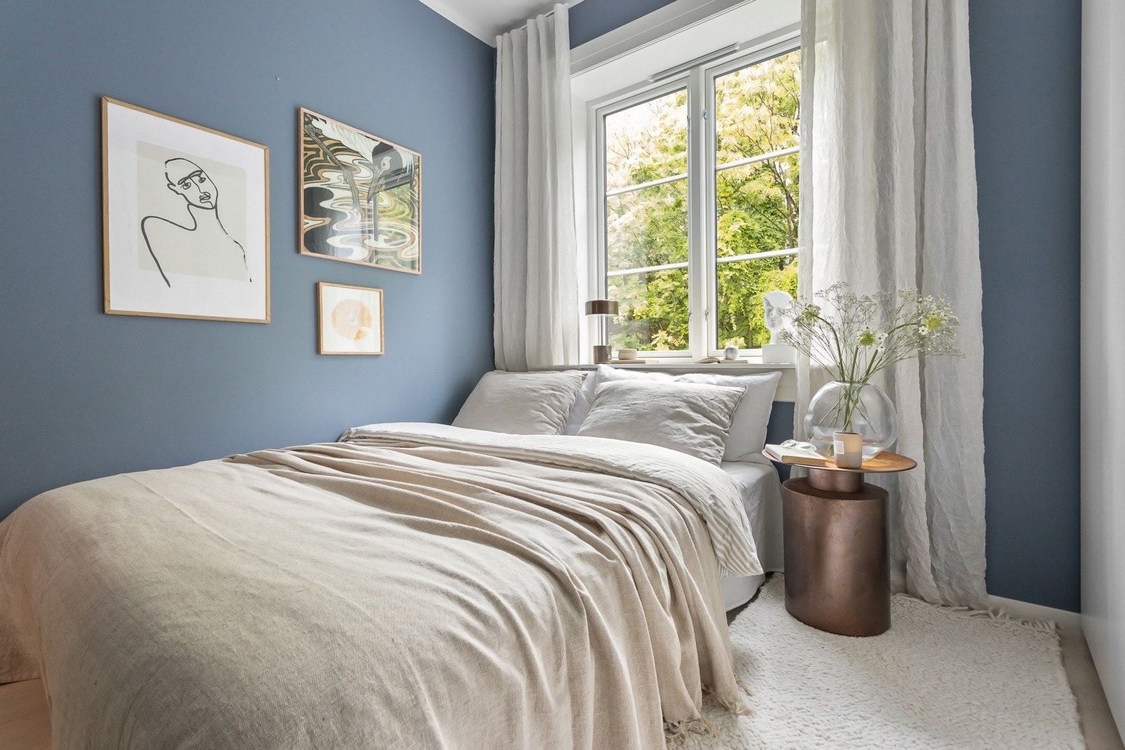 Soverommene har ekstra takhøyde og hvitpigmentert, enstavs parkettgulv med varmefolie, samt glatte veggflater malt i delikate blåtoner og hvitmalt himling med dimbare downlights. Galleribilde