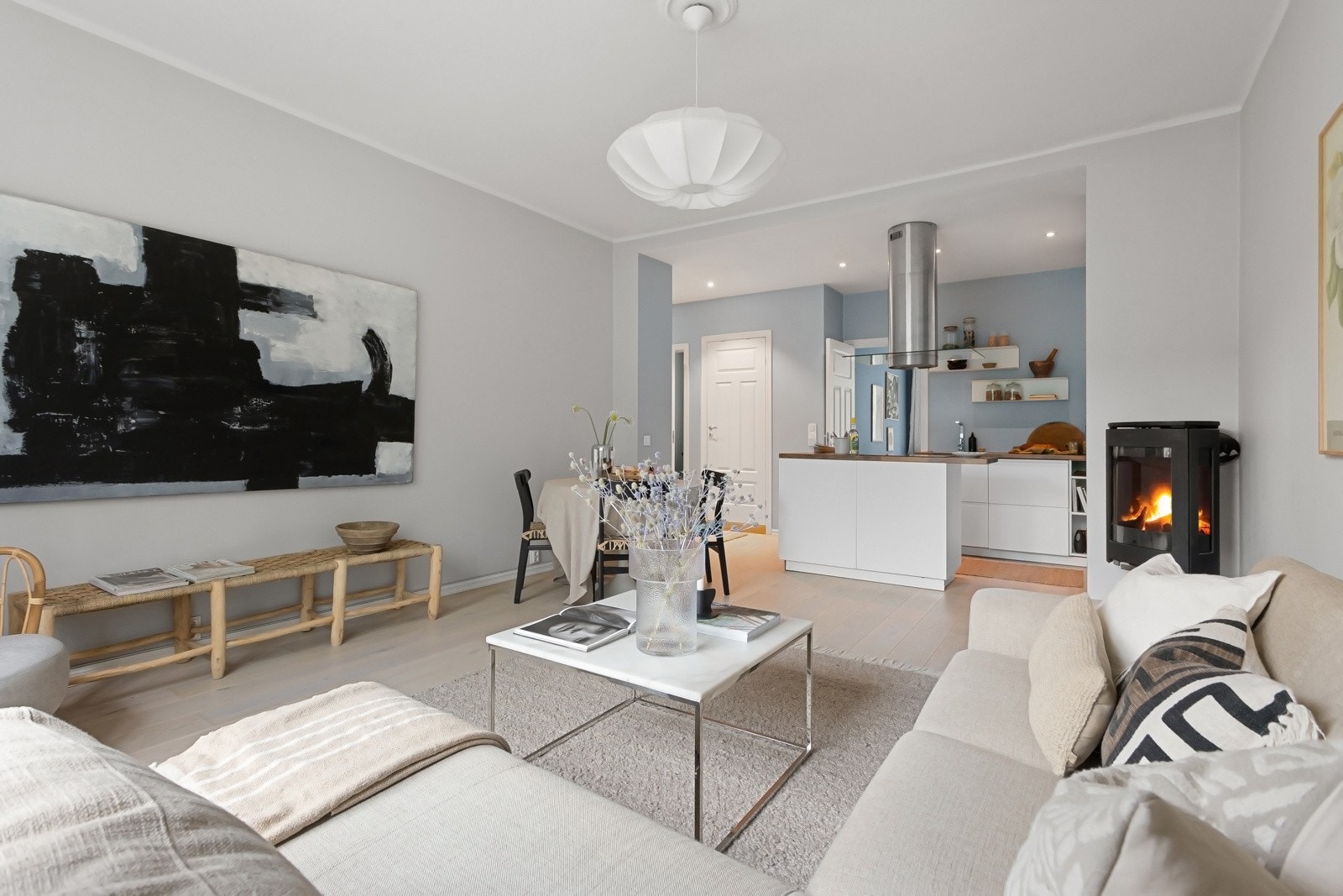 En liten takrosett skaper et fint lampepunkt i stuesonen, mens kjøkkensonen har downlights. Galleribilde