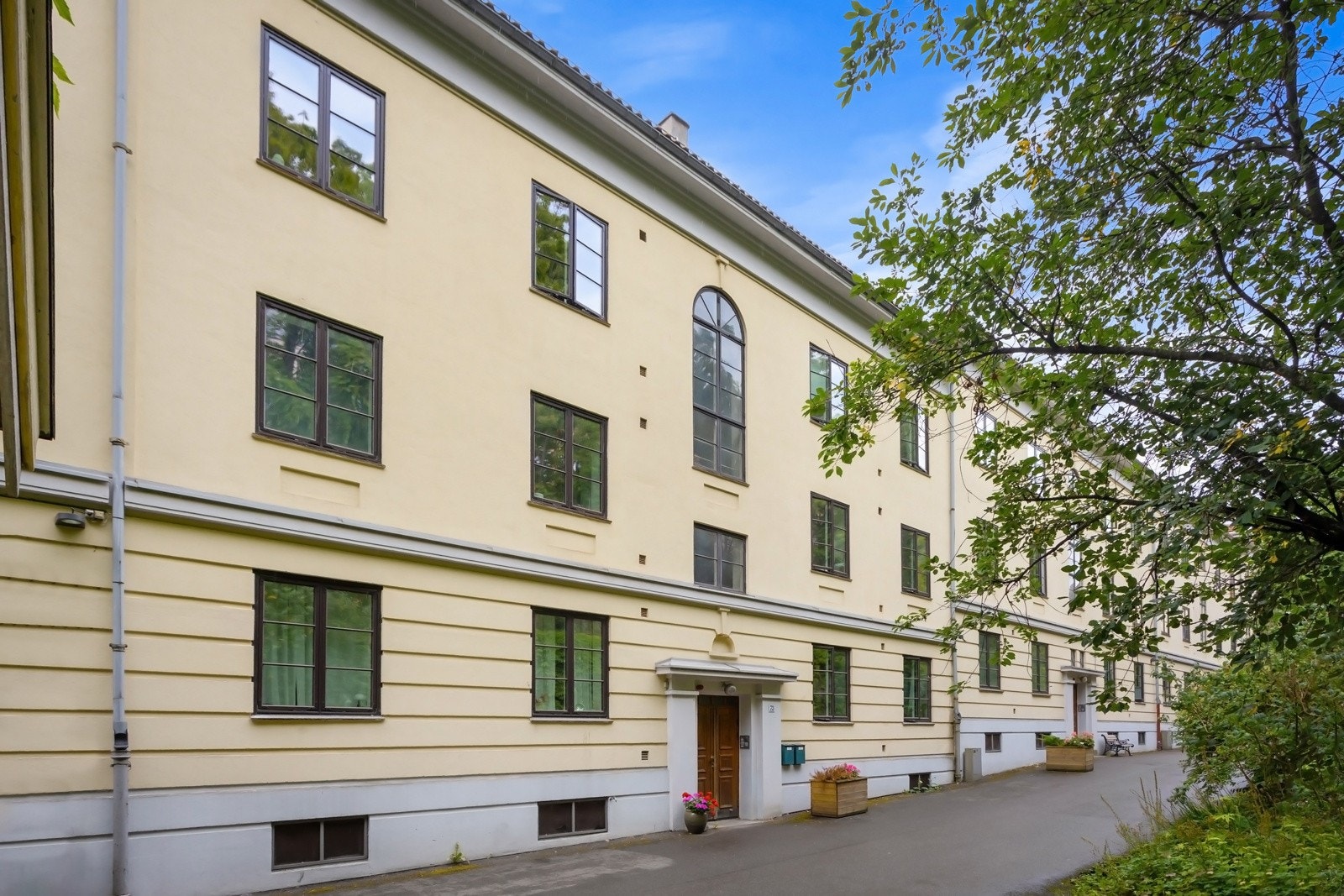 Leiligheten ligger i tredje etasje, øverste plan, i et ærverdig bygg fra 1927, i kvartal nummer III i det kjente Ilakomplekset, utformet av byplanlegger og arkitekt Harald Hals. Galleribilde