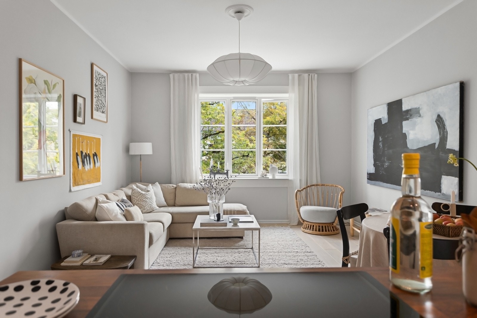 Stuen har god plass til både tv-lounge og spisebord. Prinsippvedtak åpner for kjøp og innlemming av råloft, forutsatt søknad og vilkår - estimert økning til ca 81 kvm. Se salgsoppgaven* Galleribilde