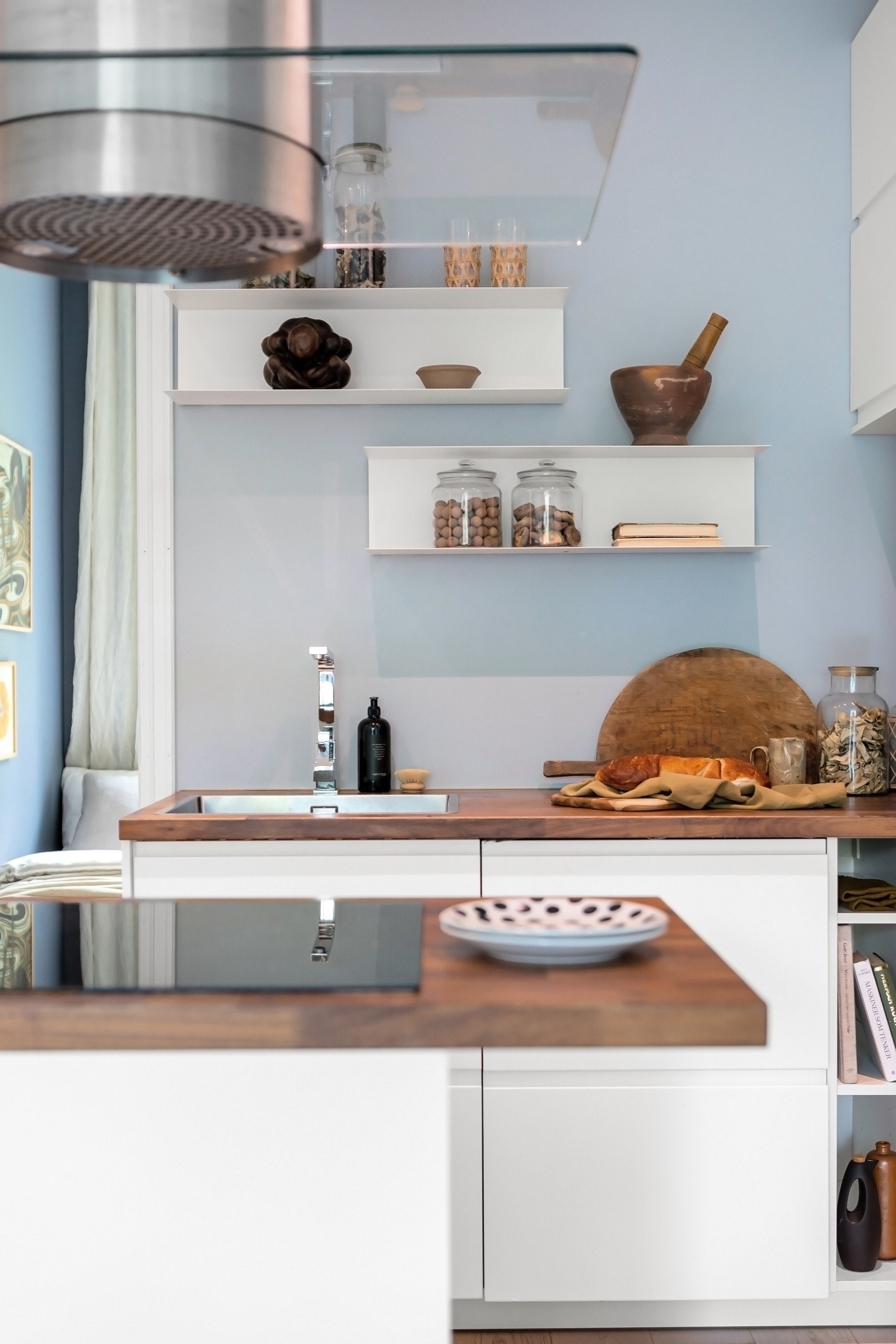 Kjøkkenet er utstyrt med integrert induksjonstopp, stekeovn, oppvaskmaskin og kjøl/frys. Det er sylinderformet kullfilterventilator og komfyrvakt over kokesonen, samt vaskekum i stål nedfelt i benkeplaten og automatisk vannstopper i benken. Galleribilde