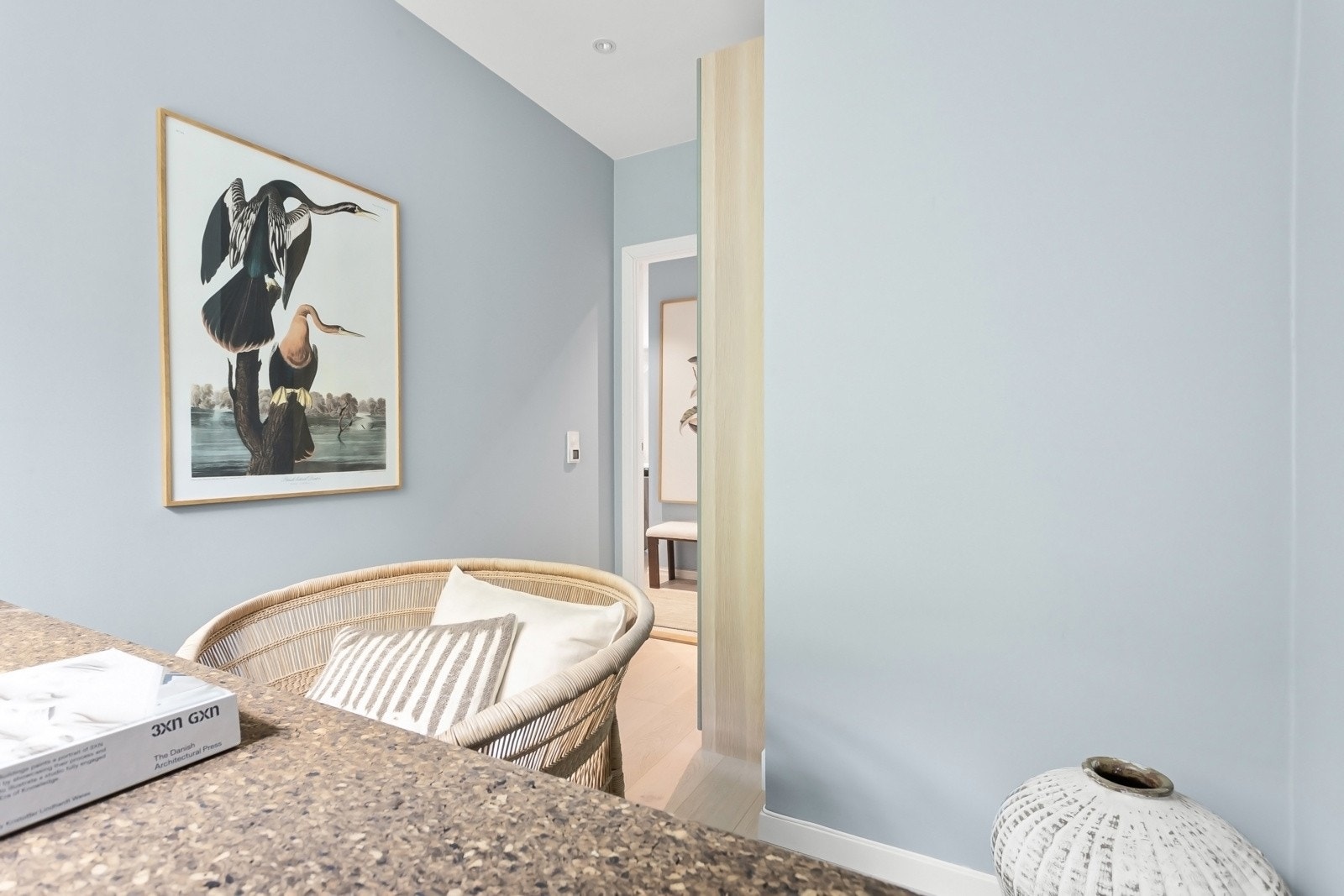 Hovedsommerommet er innredet med skyvedørsgarderobe. Dette rommet er innredet med et romslig garderobeskap. Galleribilde