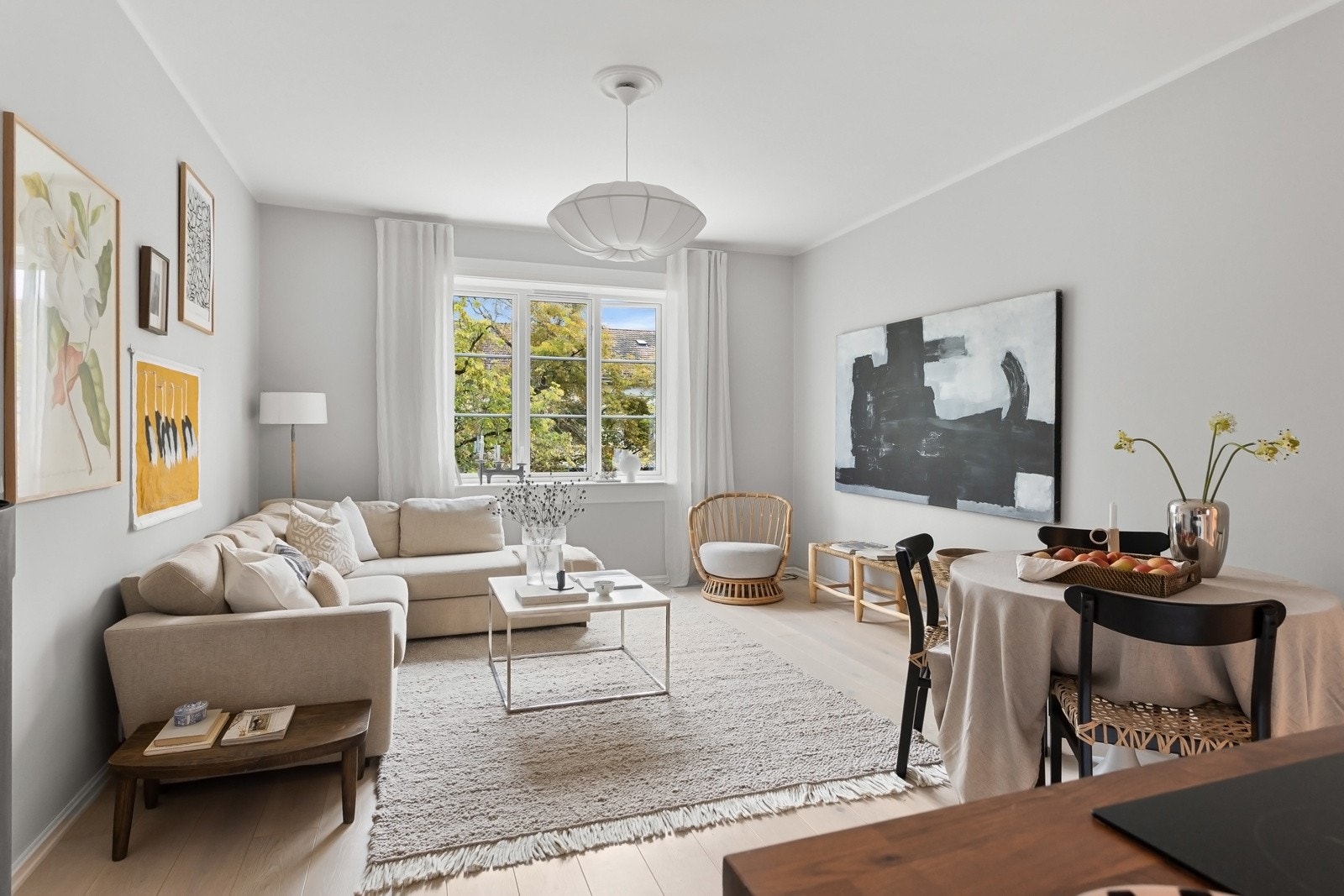 Rommet har lysmalte, glatte veggflater, listefri og hvitmalt himling, og et vakkert gulv i hvitpigmentert, enstavs parkett. Galleribilde