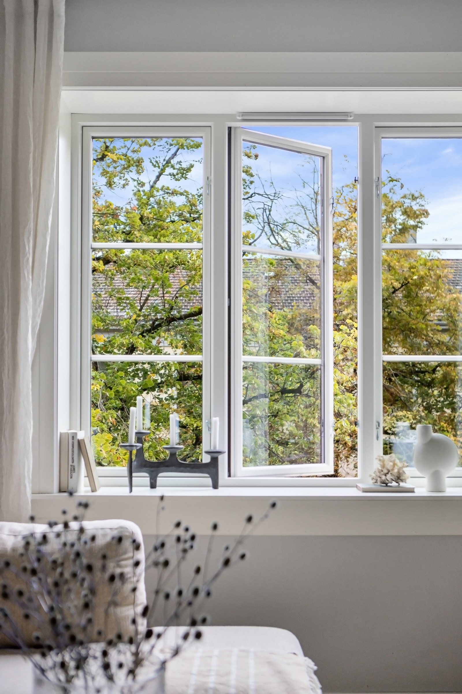 Store vindusflater som gir gode lysforhold. Galleribilde