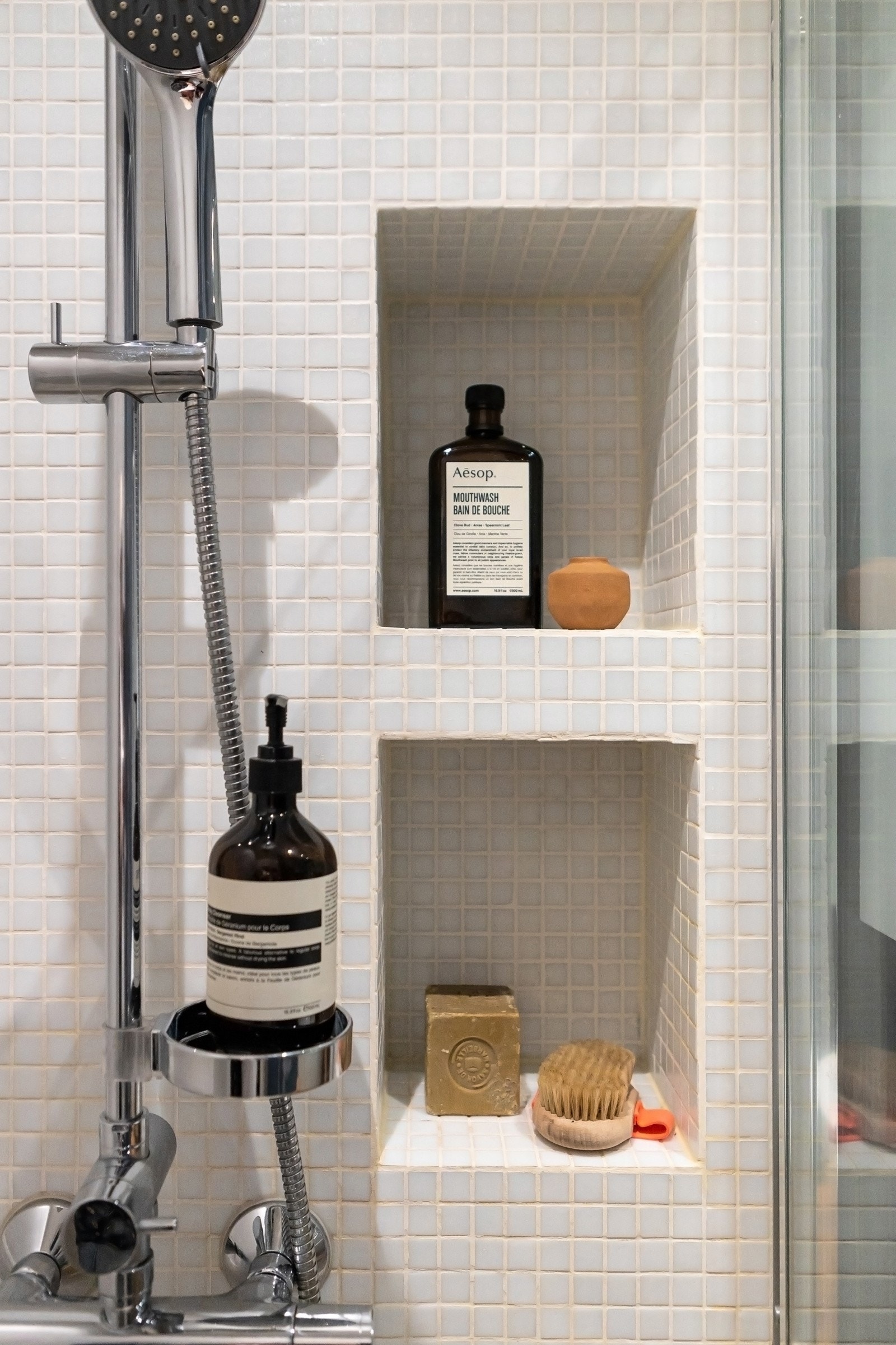 Dusjnisjen har skyvedører i glass, regnfallsdusj, hånddusj og innfelt sjamponisje. Galleribilde