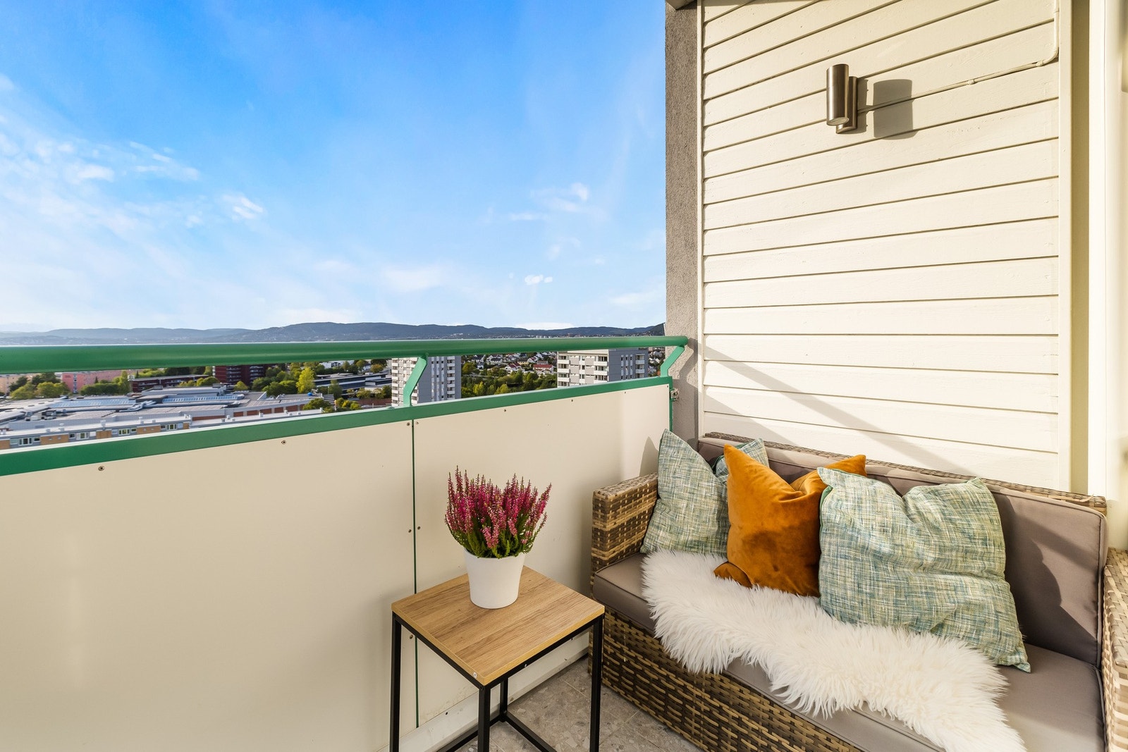 Solrik vestvendt balkong med fantastisk utsikt Galleribilde