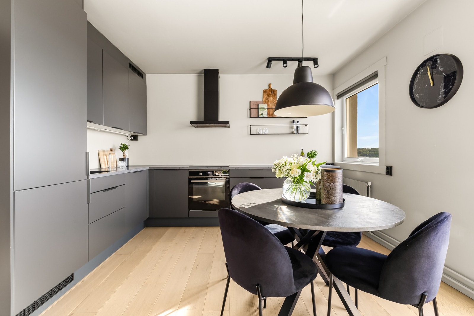 Flott HTH-kjøkken med integrerte hvitevarer Galleribilde