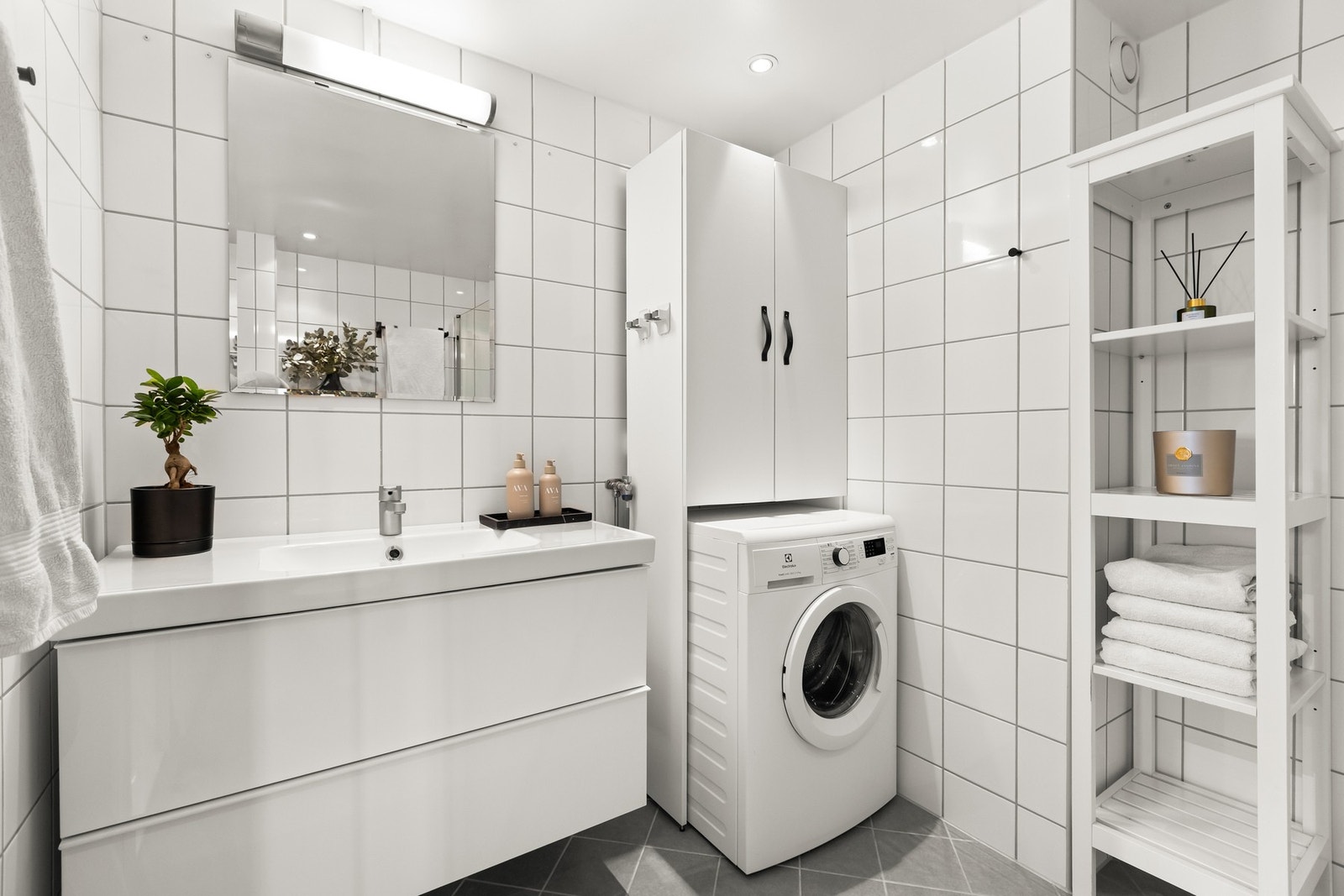 Gulvvarme, downlights, opplegg til full størrelse vaskemaskin Galleribilde