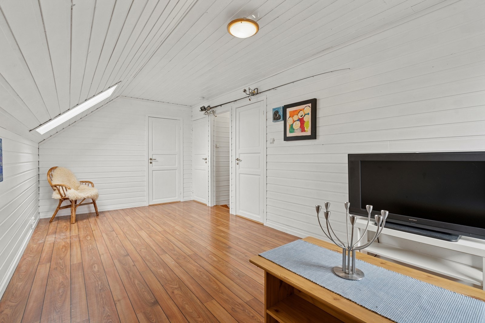 En ekstra stue kan gi ytterligere spillerom og privatliv for alle i familien. Deler av 2. etasje har ikke målbart areal pga skråtak. Galleribilde