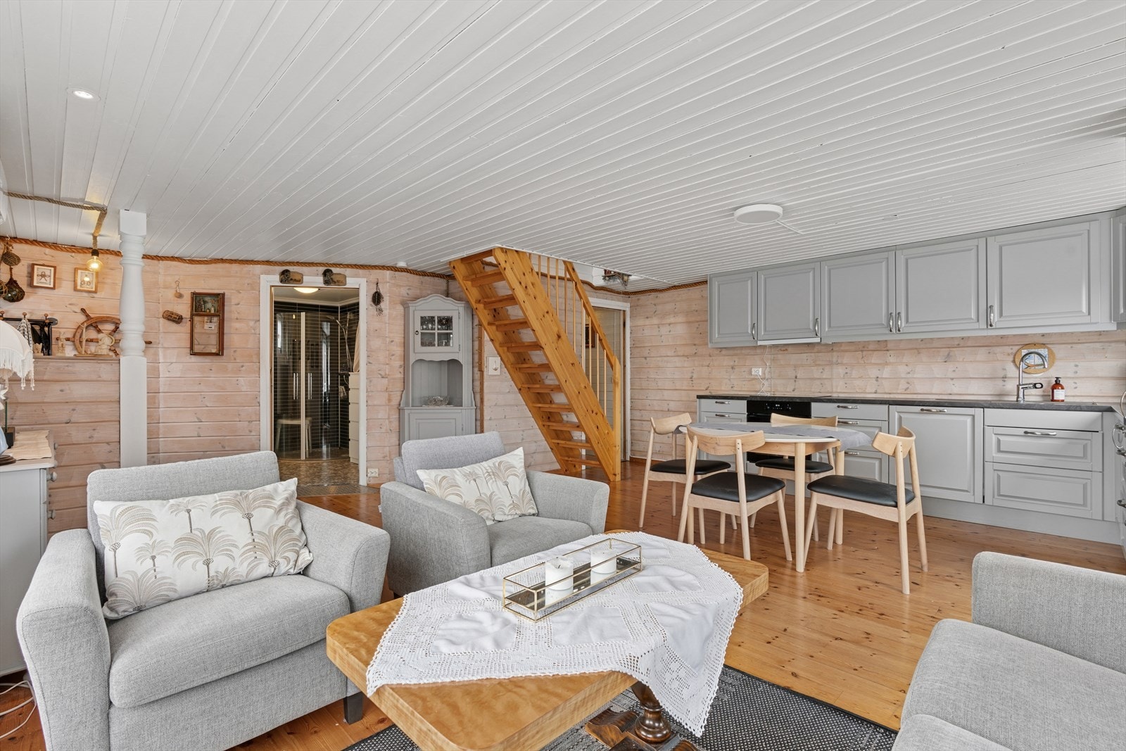 Tidløst og velutstyrt kjøkken (2021), innredning med profilerte fronter og laminert benkeplate. Galleribilde