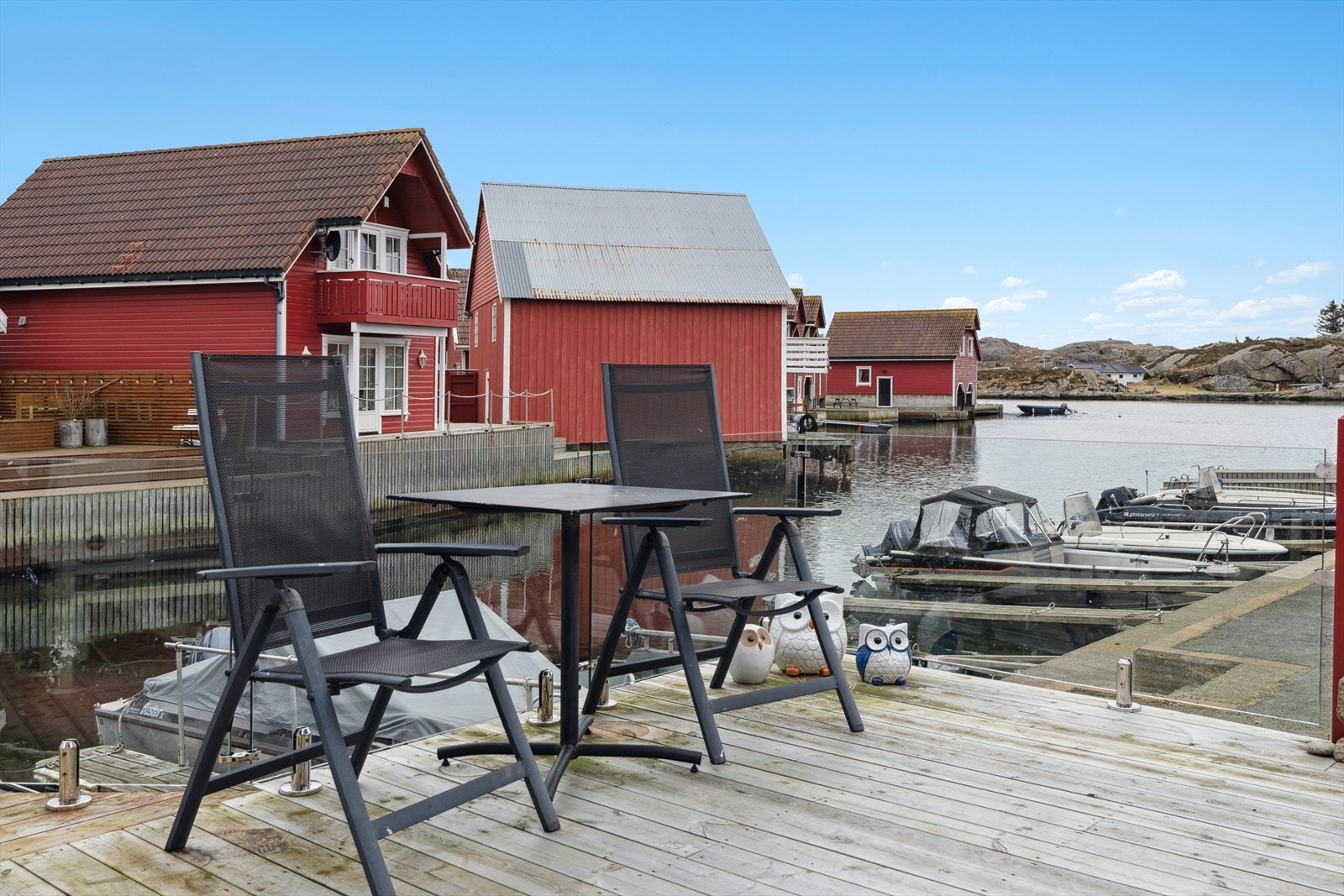 Fra brygga kan barna kose seg med krabbefiske eller prøve fiskelykken. Galleribilde