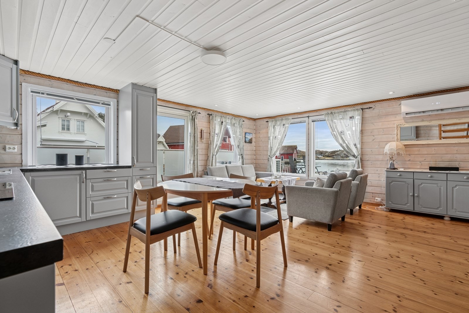 Koselig spiseplass, her inviteres det til en rolig kopp med morgenkaffe - Eller en rask matbit til folk på farten. Galleribilde