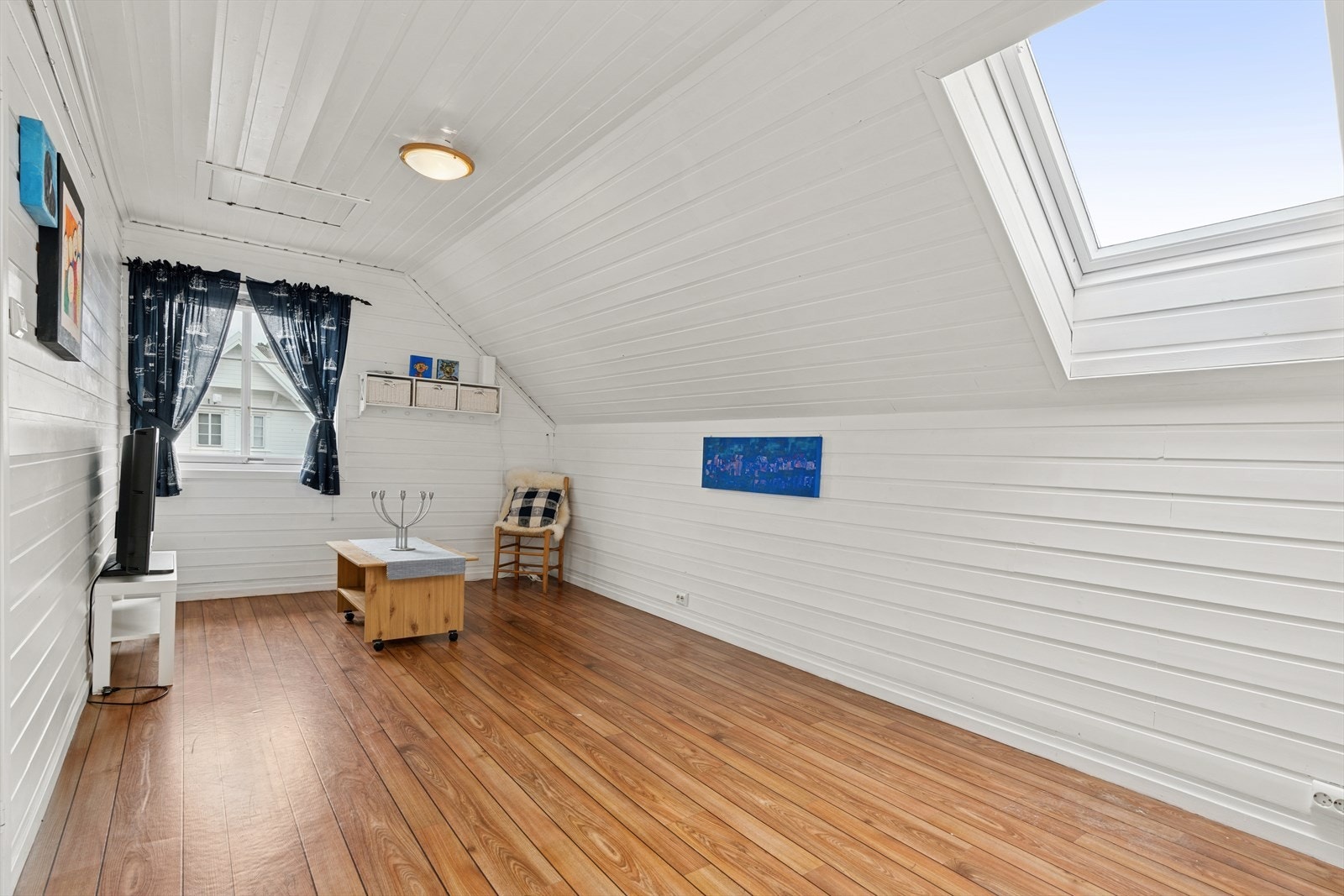 2. etasje har koselig loftstue med vinduer som gir mye lysinnslipp. Her kan man enkelt sette opp en vegg å gjøre om til ett ekstra soverom ihht godkjente tegninger. Galleribilde