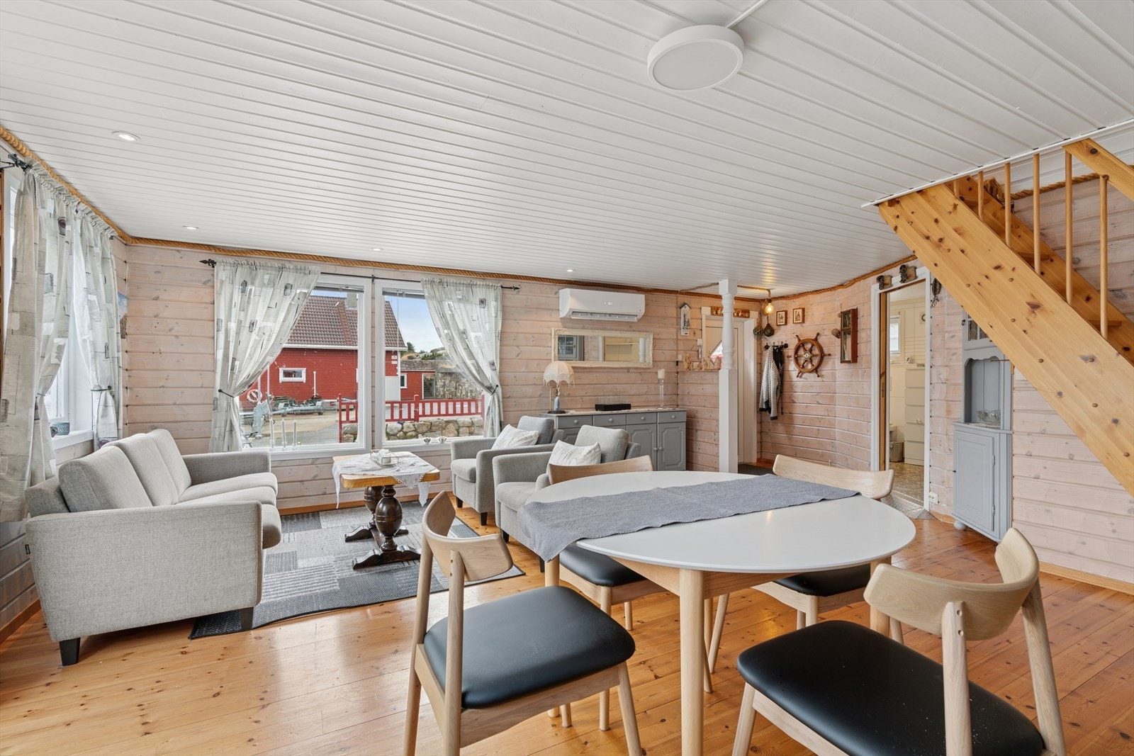 Lys og romslig stue med god plass til sofagruppe og tv-møblement. Galleribilde