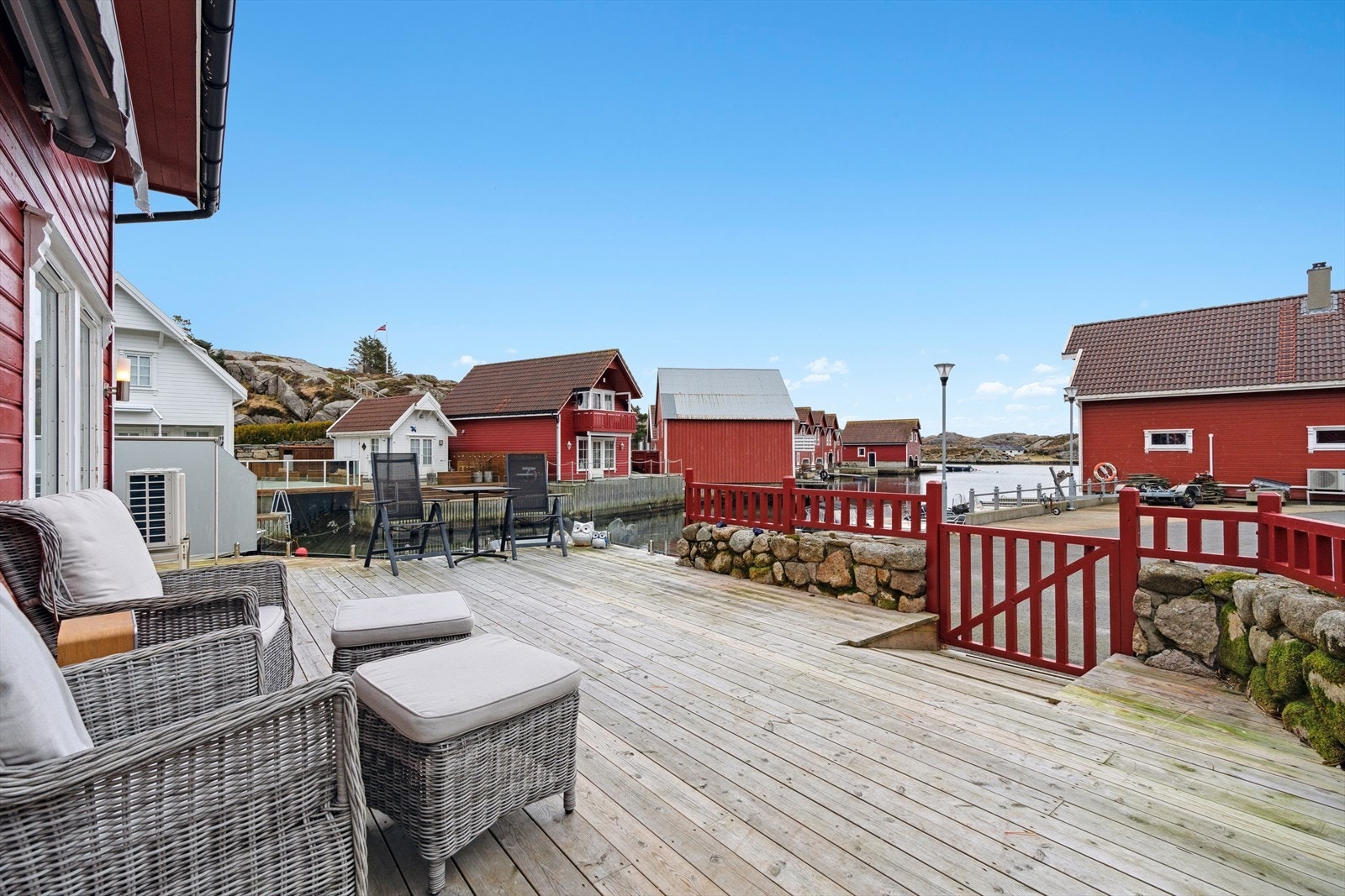 Lun og solrik terrasse med god plass til hagemøbler og grillutstyr. Her nytes herlige dager! Terrassen er utført i trekonstruksjon med terrassebord og glass. Galleribilde