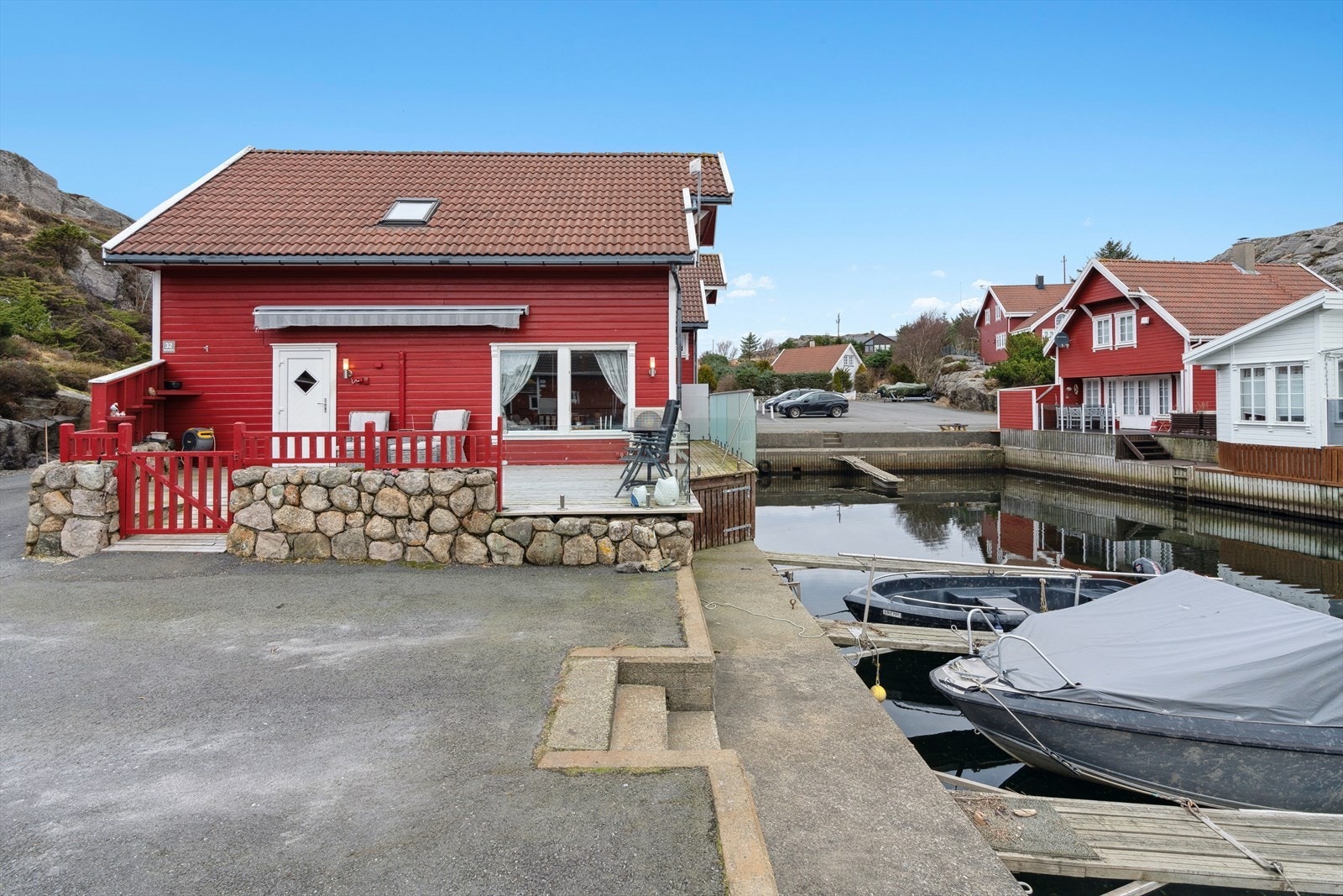 Omgivelsene er et typisk kystmiljø med solvarme svaberg og fine kuperte rekreasjonsområder, innmark omringet av lynghei, myr og litt skog. Galleribilde