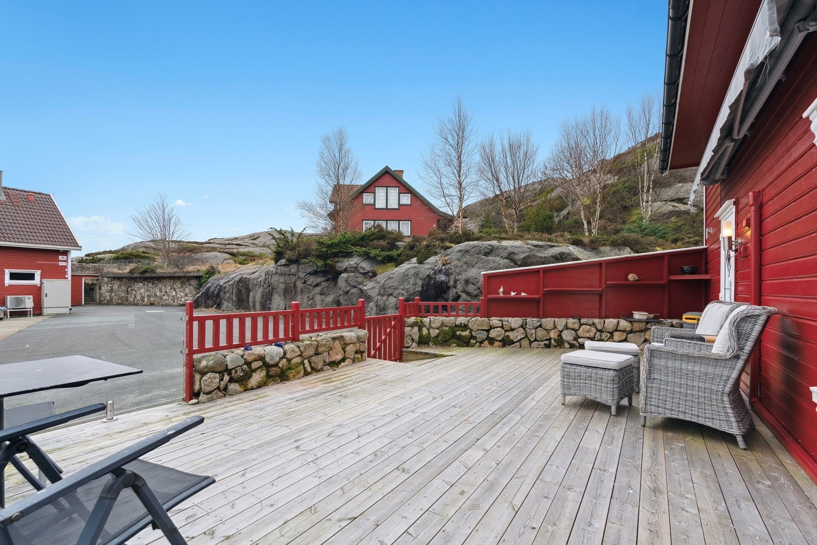 På uteplassen kan en kaffekopp i morgensolen nytes. Galleribilde